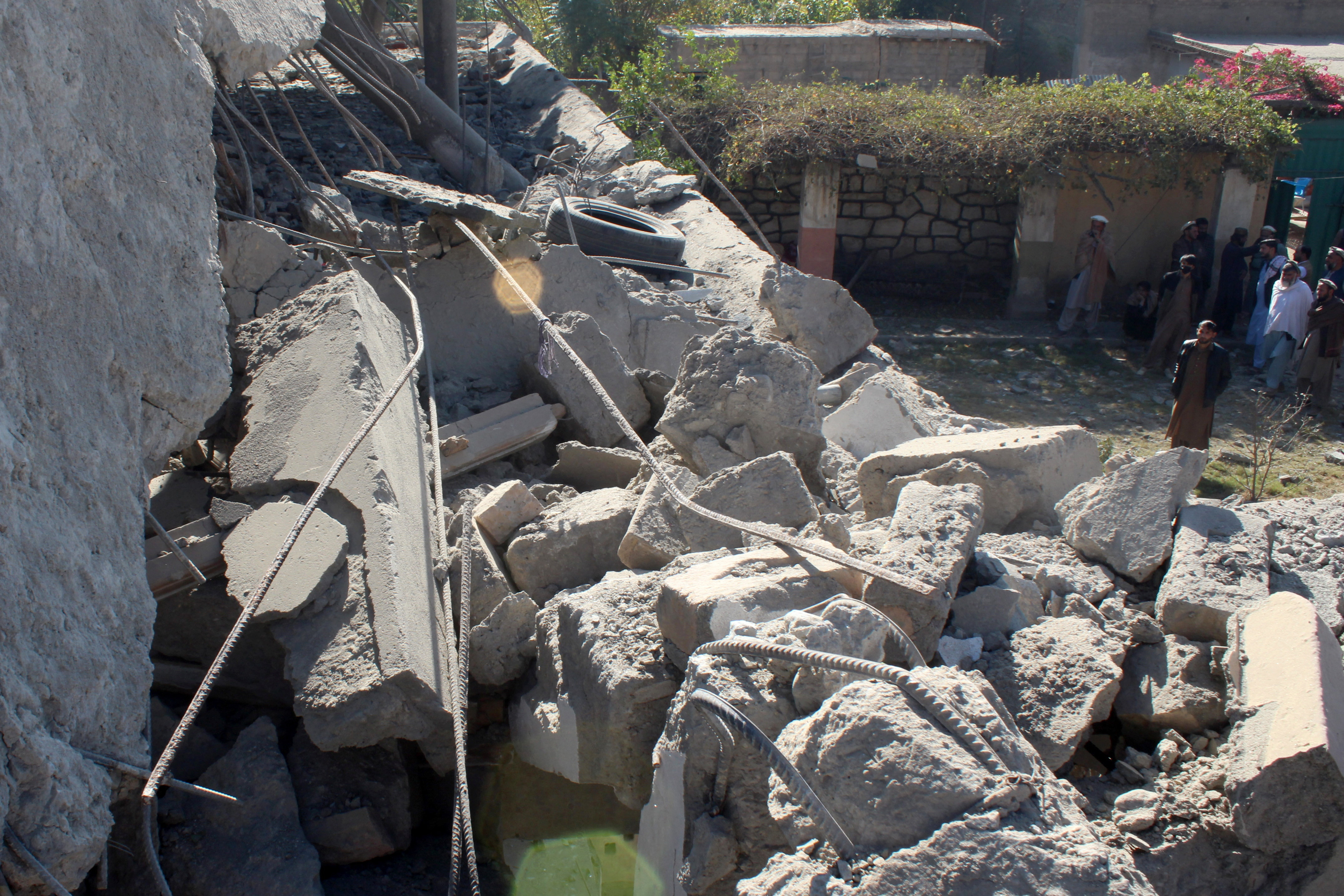 パキスタンがアフガン空爆、子ども9人死亡 タリバン「対応へ」 | ロイター