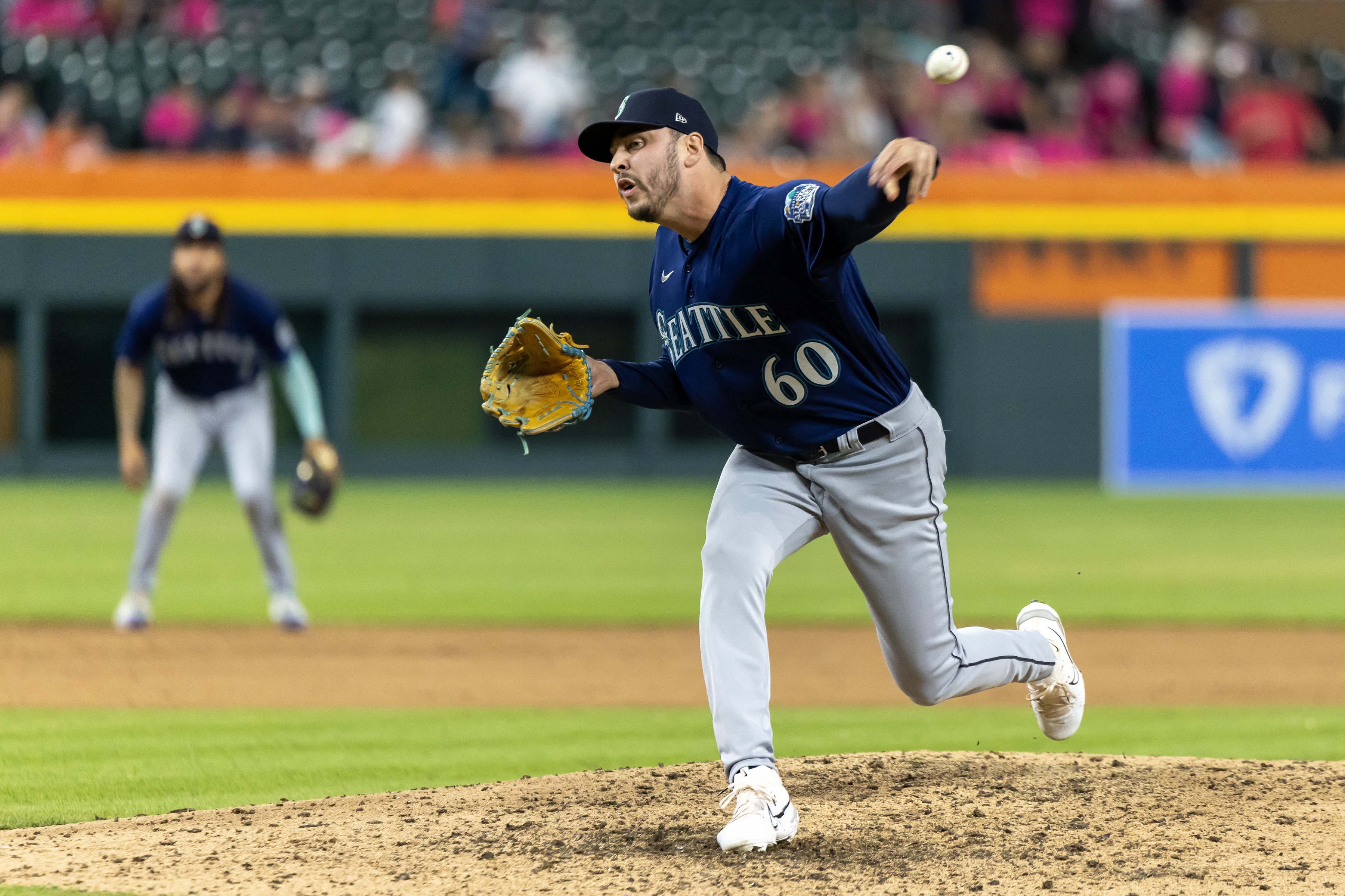 Mariners tame Tigers to open series