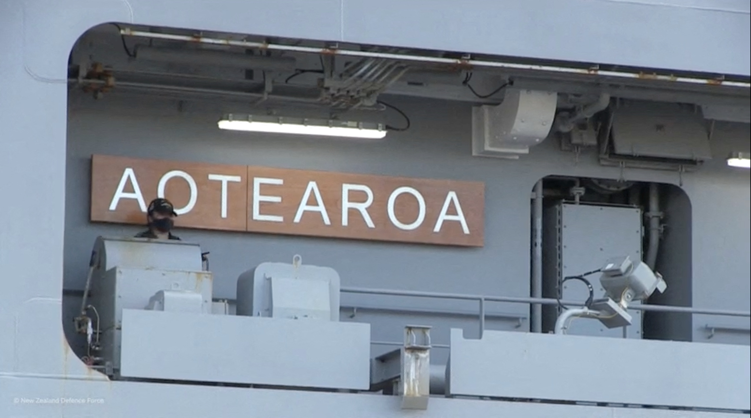 Το HMNZS Aotearoa αναχωρεί για να προσφέρει ανακούφιση και βοήθεια στην Τόνγκα μετά από έκρηξη ηφαιστείου και τσουνάμι, από το Ώκλαντ της Νέας Ζηλανδίας, 18 Ιανουαρίου 2022, σε αυτή τη στατική εικόνα που λαμβάνεται από βίντεο.  Άμυνας Νέας Ζηλανδίας/Ενημέρωση μέσω REUTERS  