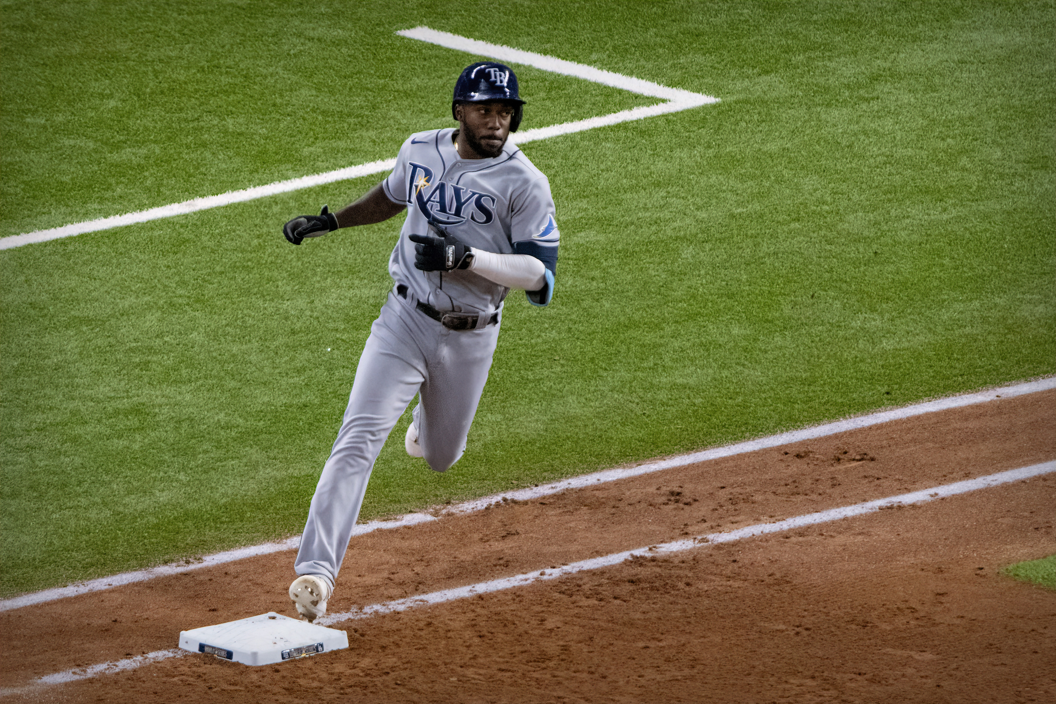 MLB＝レイズのアロザレナ、ベーブ・ルース賞を受賞 | ロイター