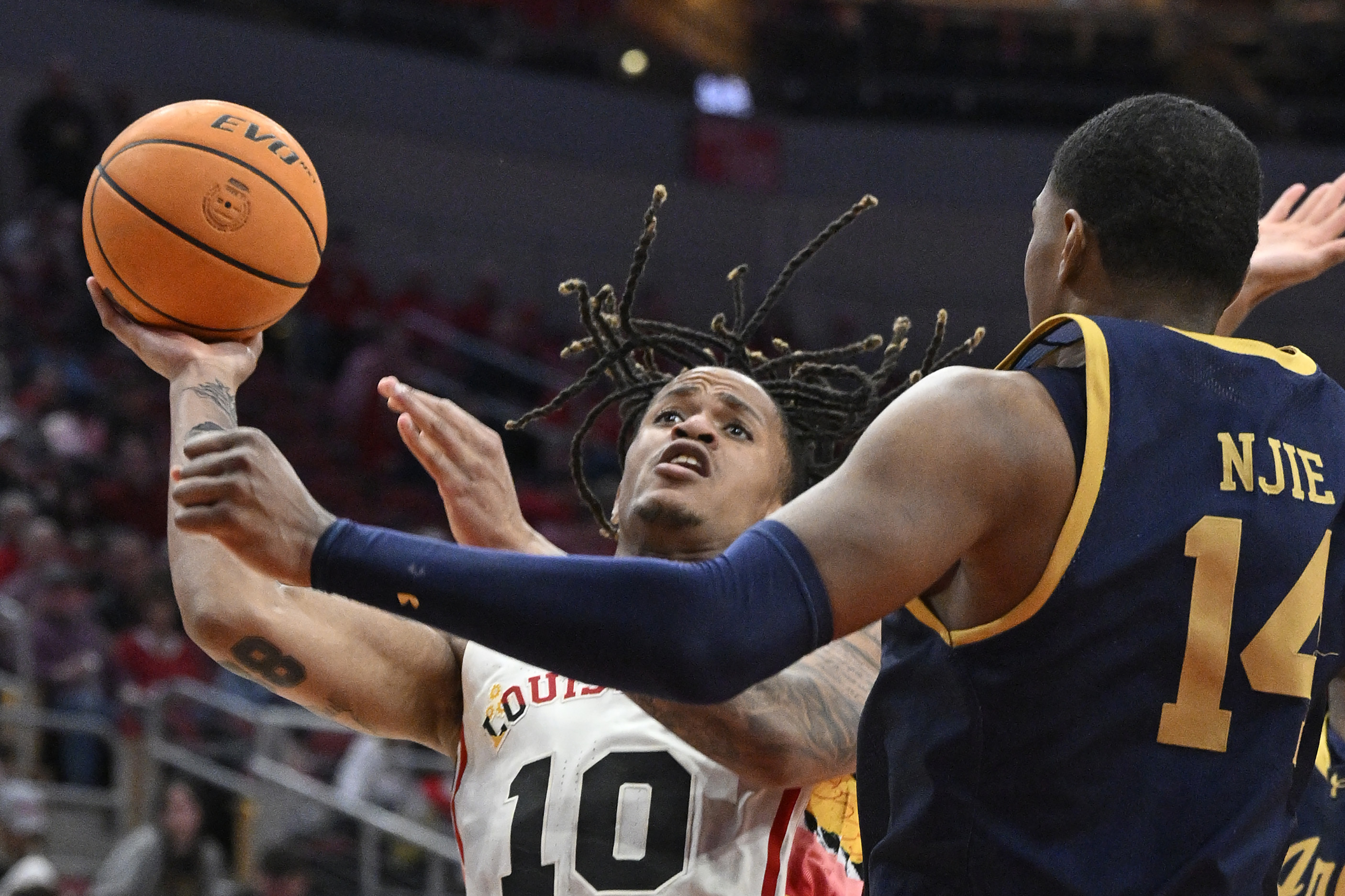 Notre Dame downs Louisville for 3rd straight win Reuters
