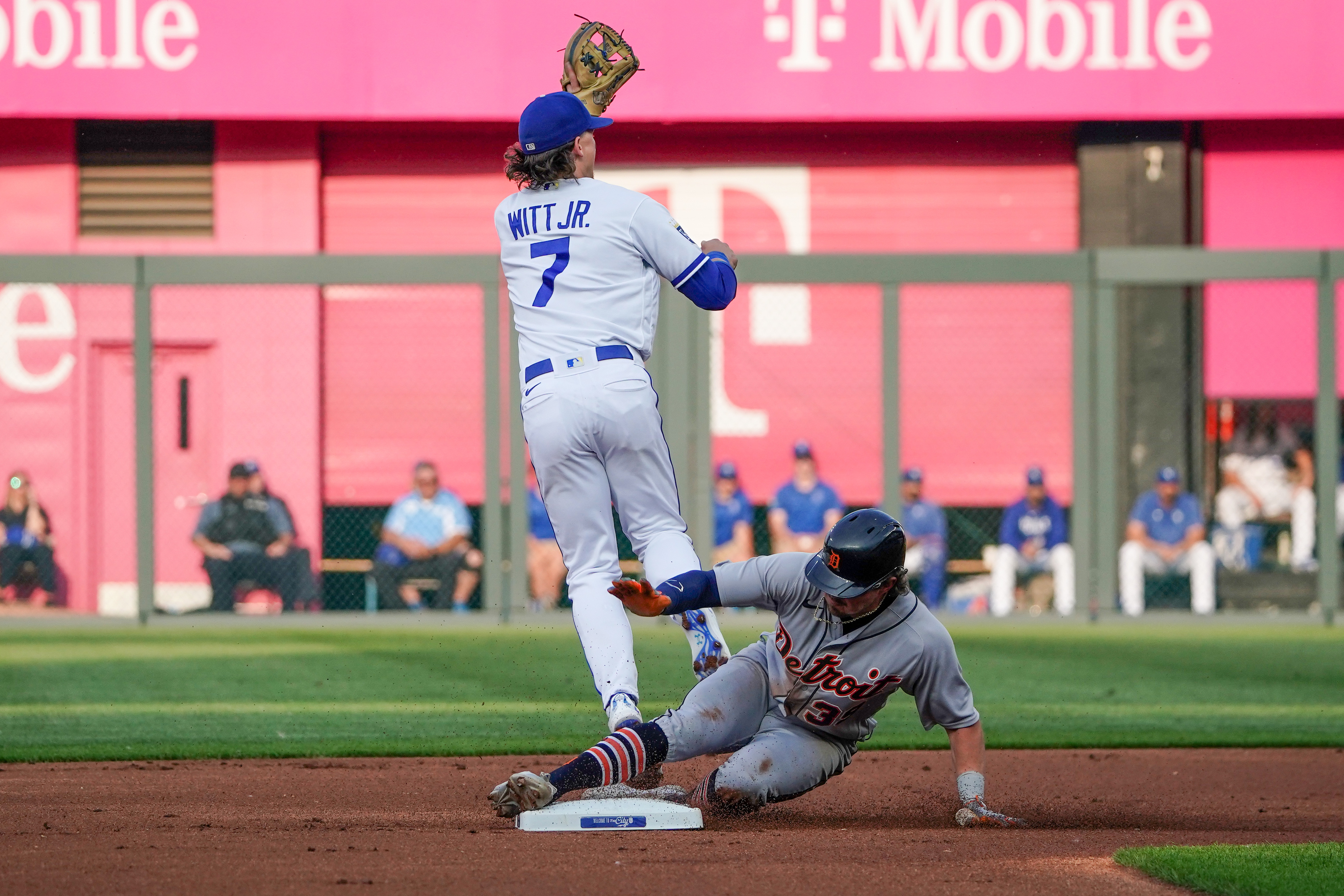 Javier Baez's 10th-inning double lifts Tigers over Royals