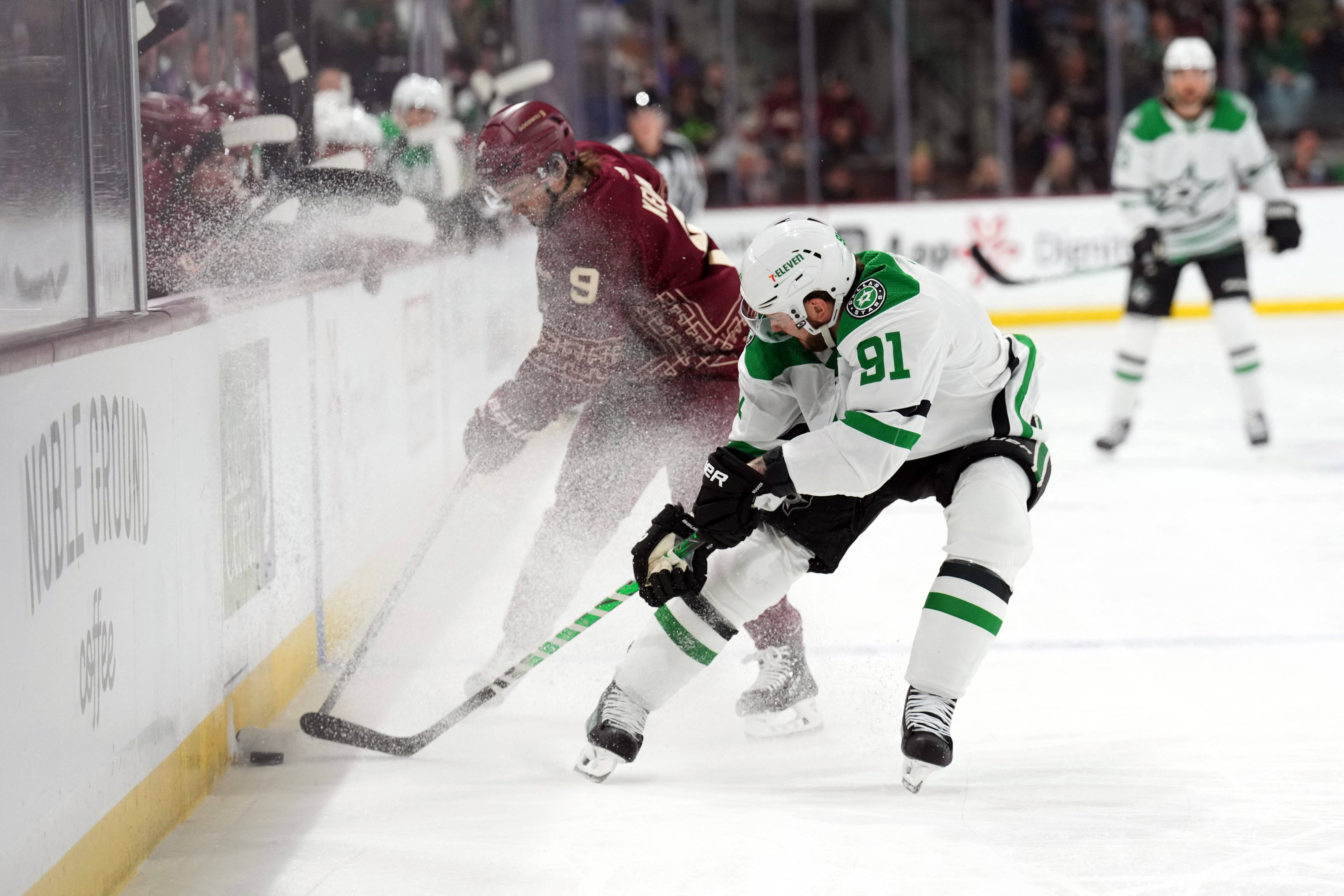 Stars double up Coyotes, push win streak to 4 games | Reuters