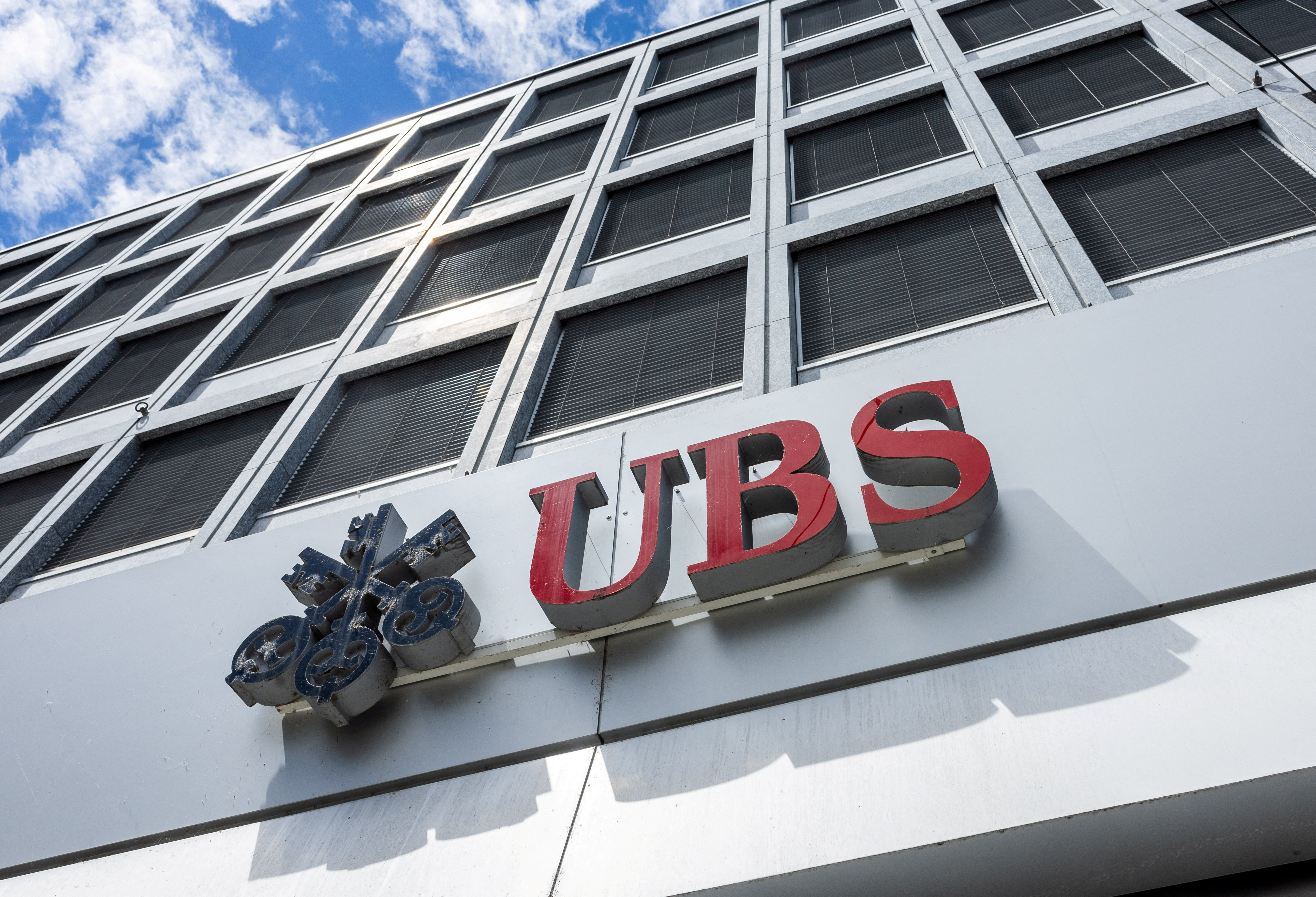 UBS pilots blockchain-based payment system | Reuters