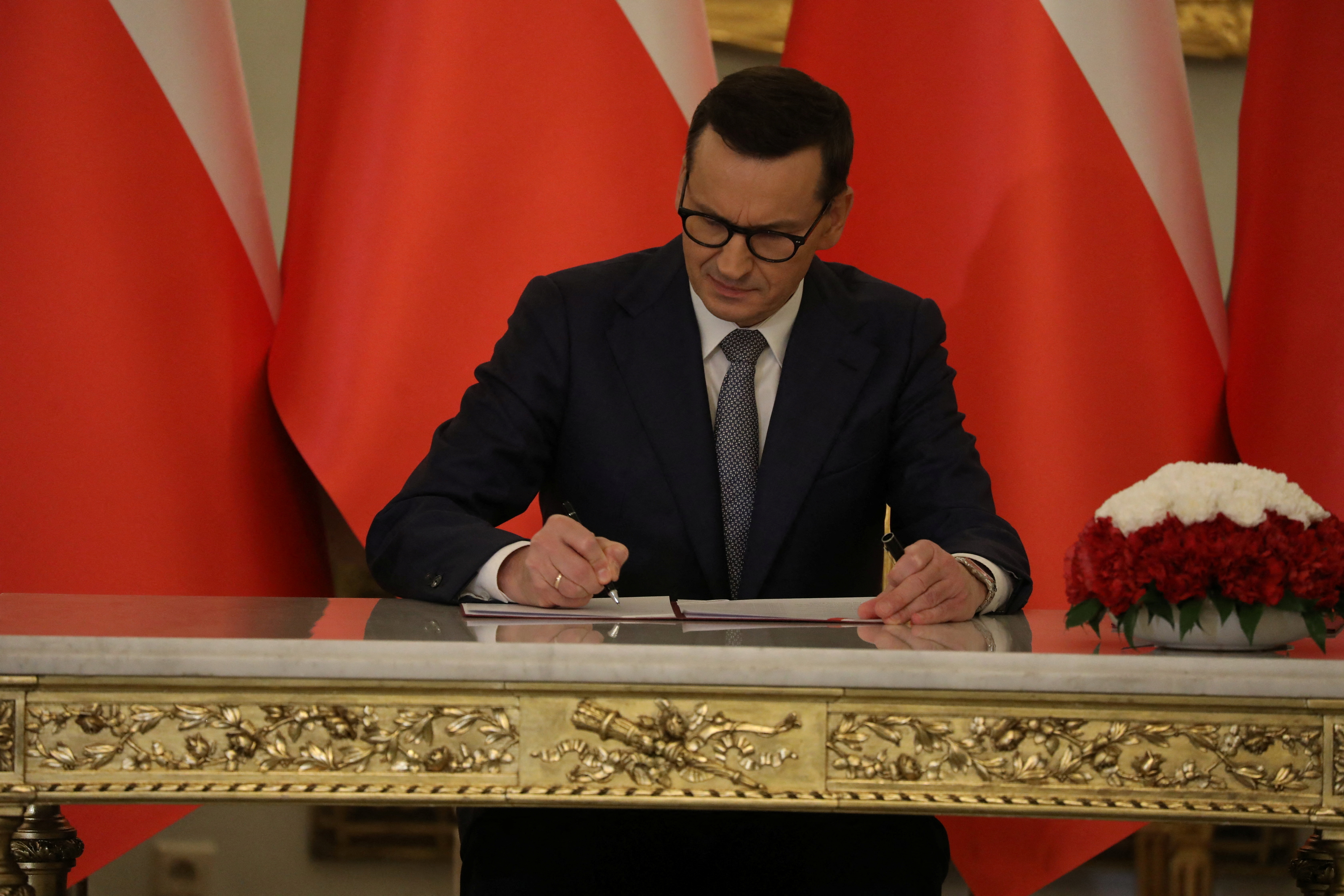 Polish president delays appointing new government, Poland