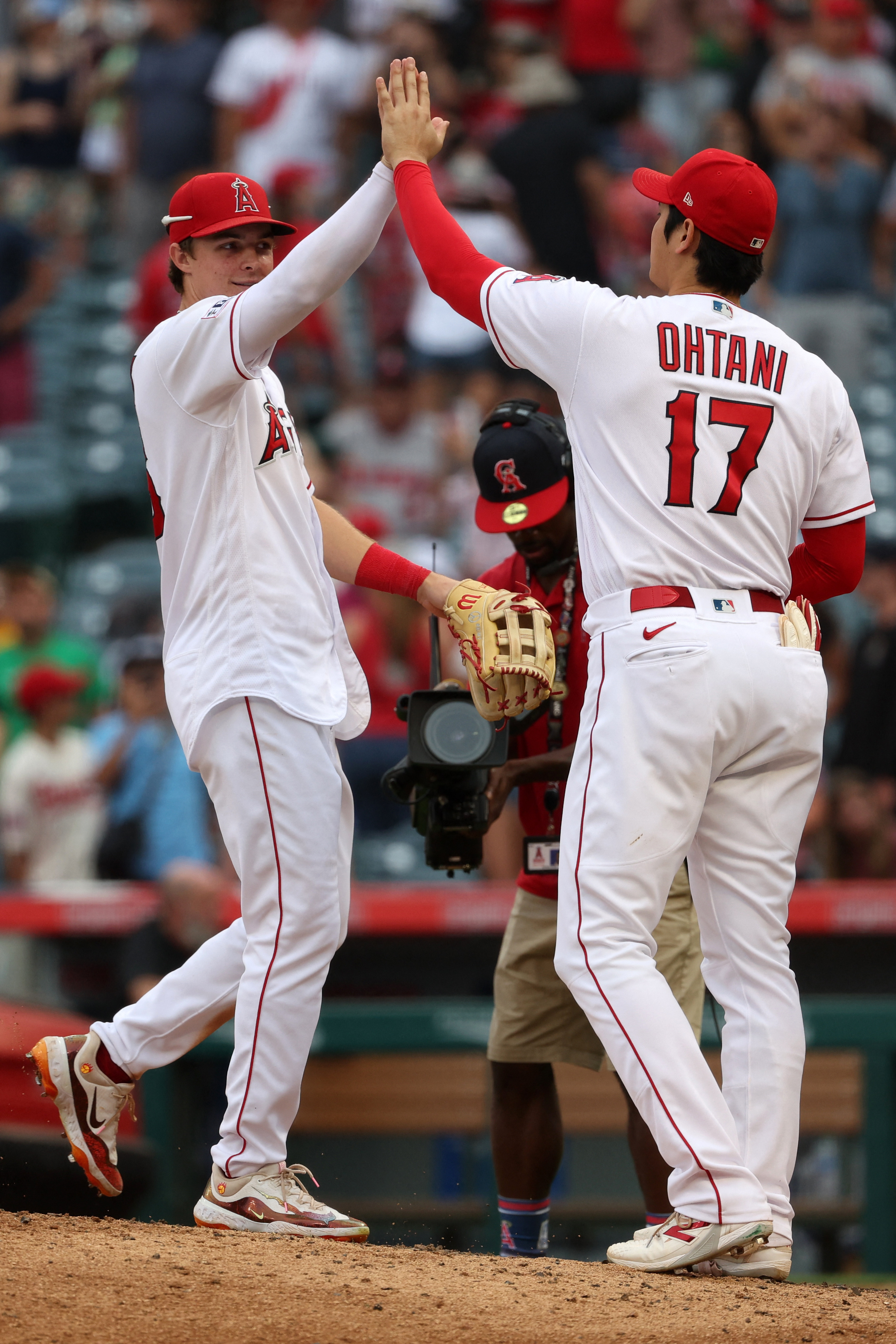 Angels hit four homers in win over Pirates