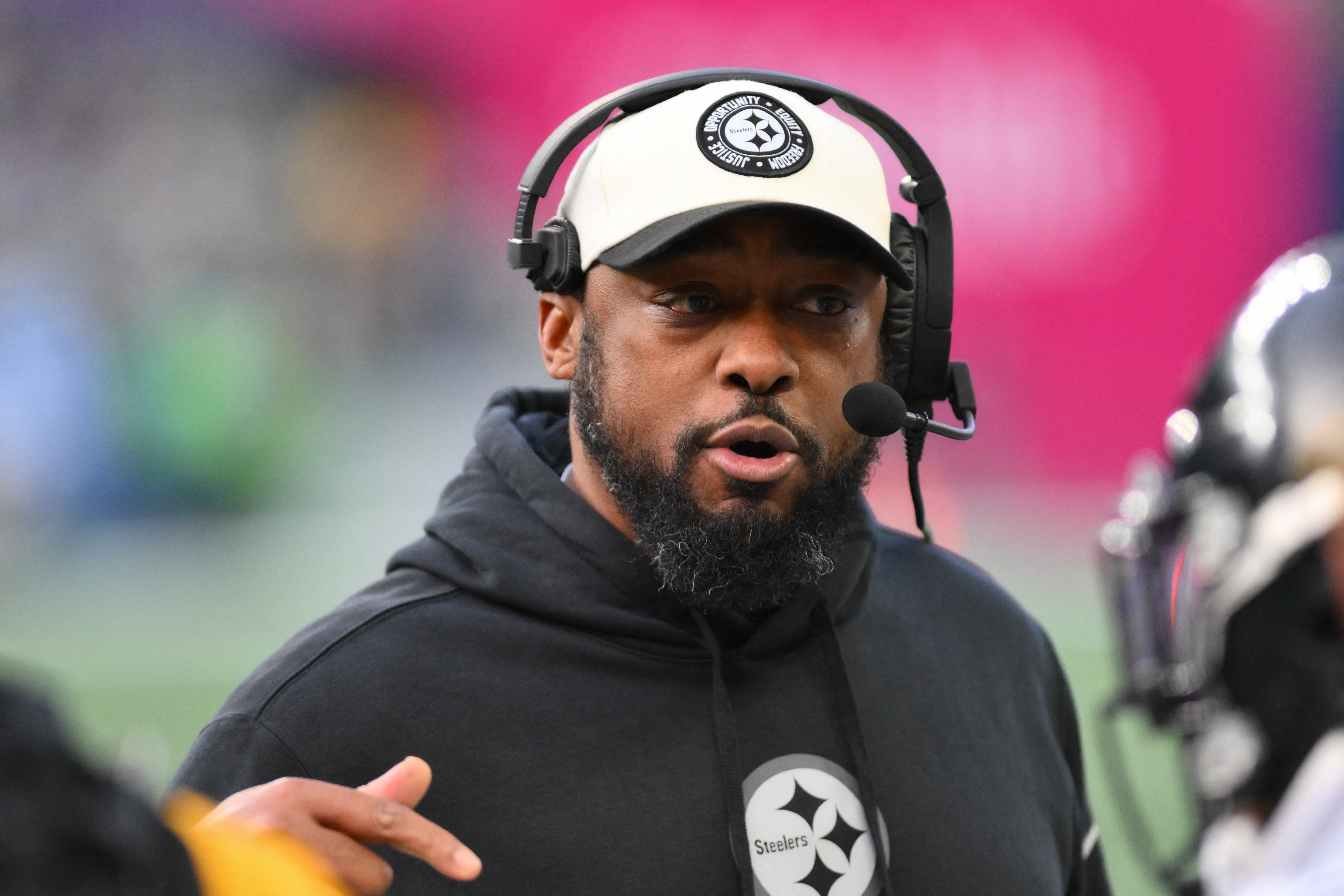 Steelers sign coach Mike Tomlin to 3-year extension | Reuters