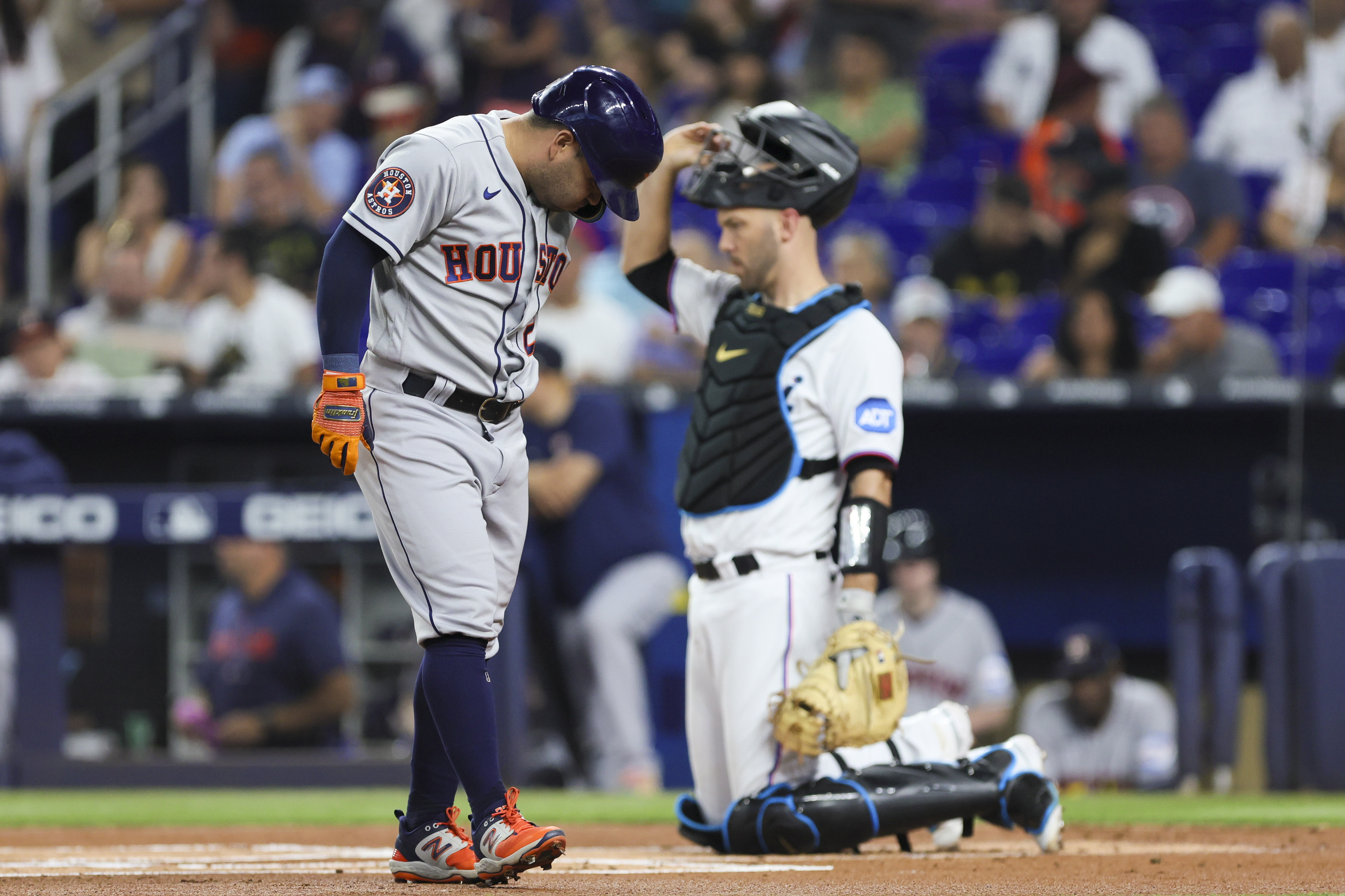 Jose Altuve exits game against Marlins after fouling pitch off his shin in  1st inning - The San Diego Union-Tribune