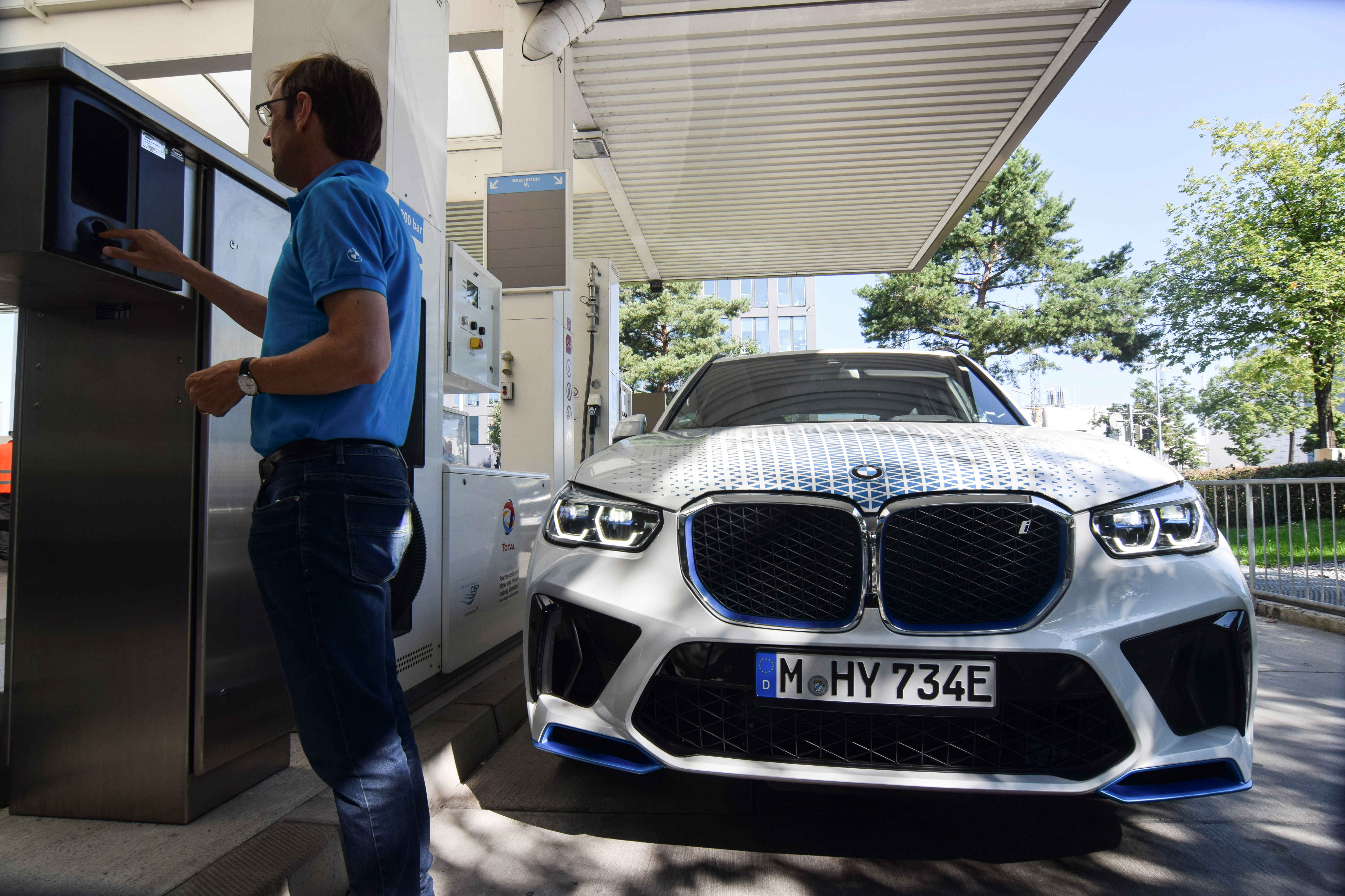 Juergen Guldner, vicepresidente de BMW a cargo del programa de automóviles de hidrógeno del fabricante de automóviles, alimenta un prototipo de SUV con celda de combustible de hidrógeno en una gasolinera en Munich, Alemania, el 3 de septiembre de 2021. Fotografía tomada el 3 de septiembre de 2021. REUTERS / Nick Carey