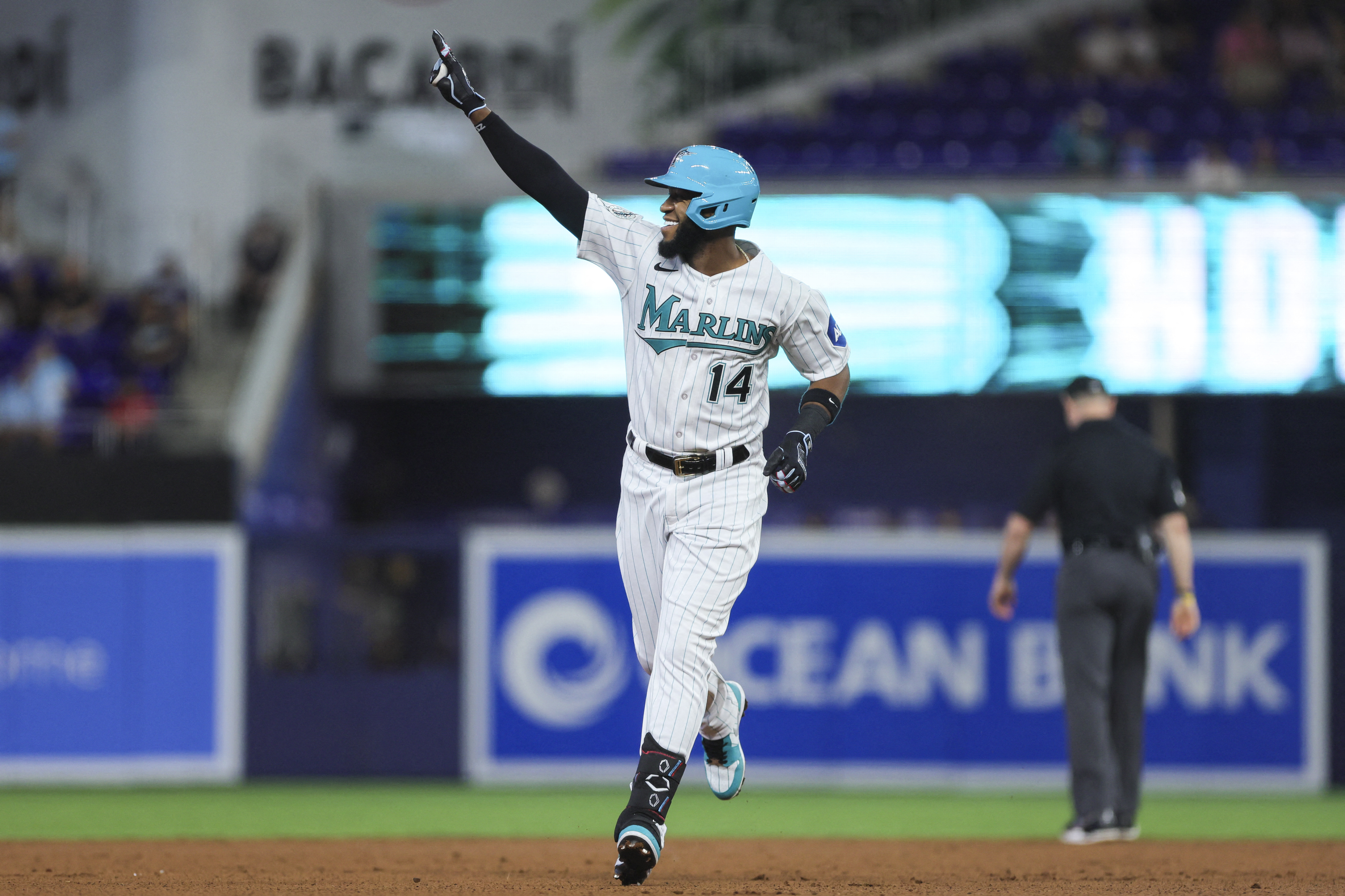 Marlins break late tie, hold off Tigers