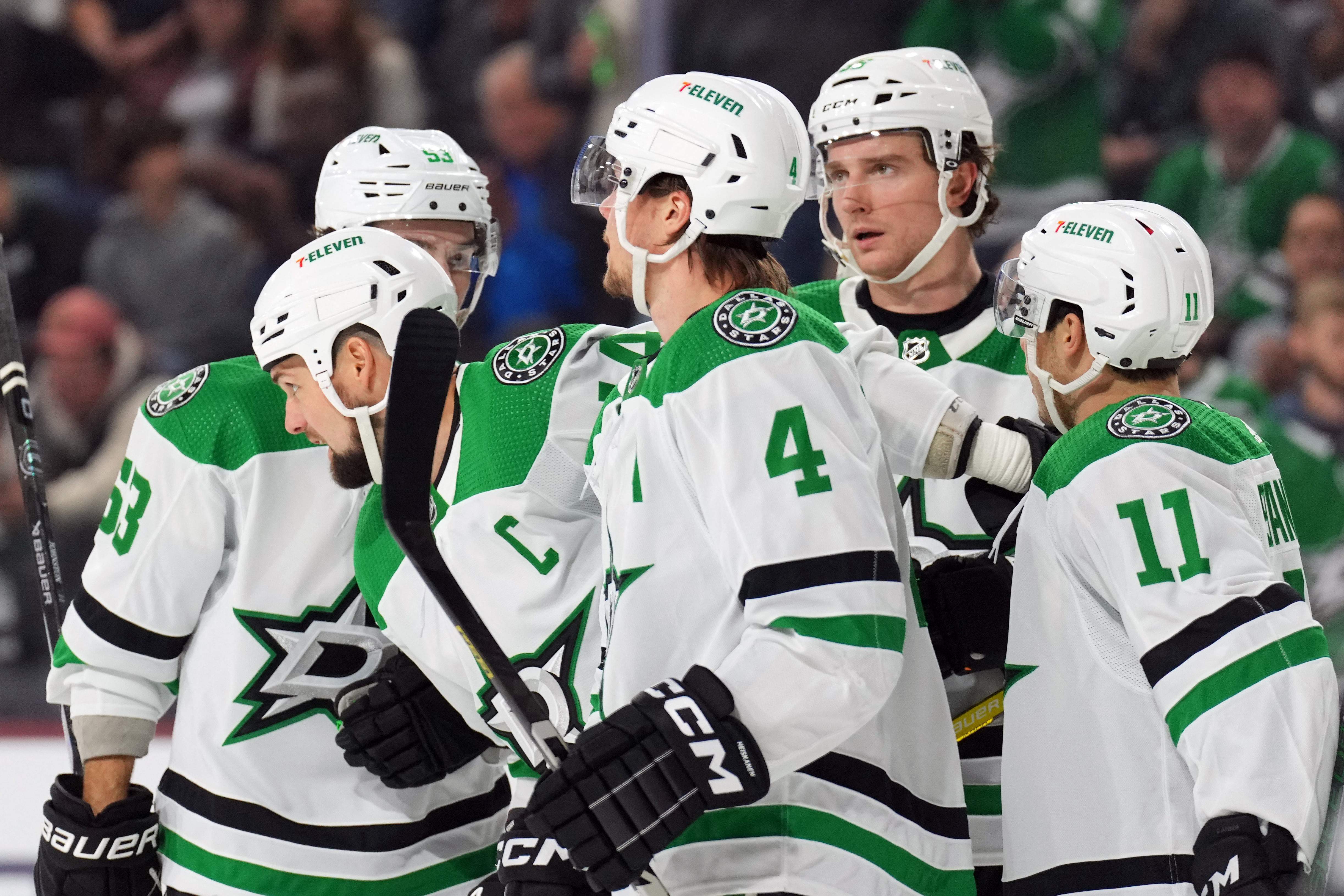 Stars double up Coyotes, push win streak to 4 games | Reuters