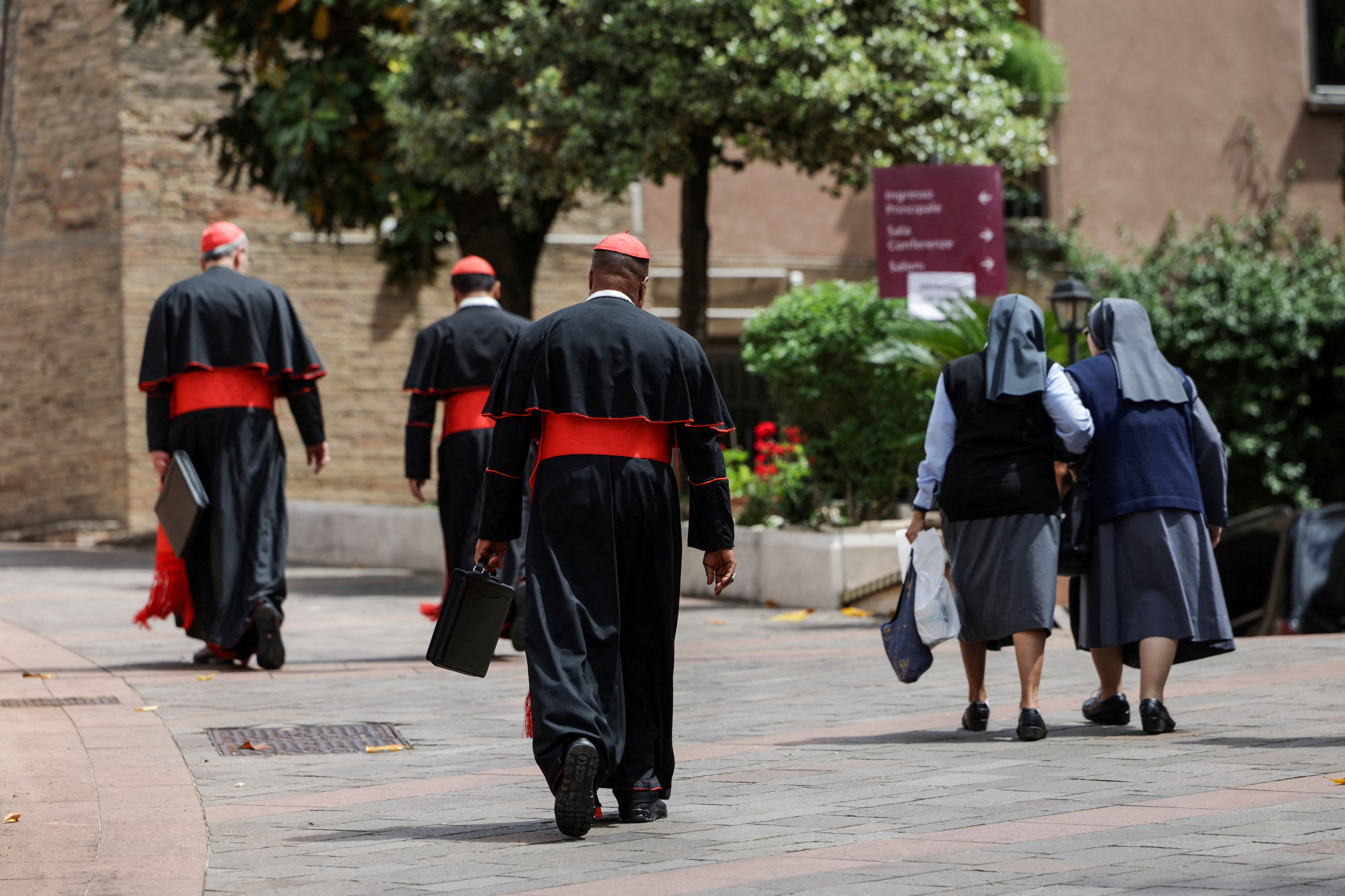 教皇選挙参加の全枢機卿がローマ到着、有力候補の偽情報も錯そう