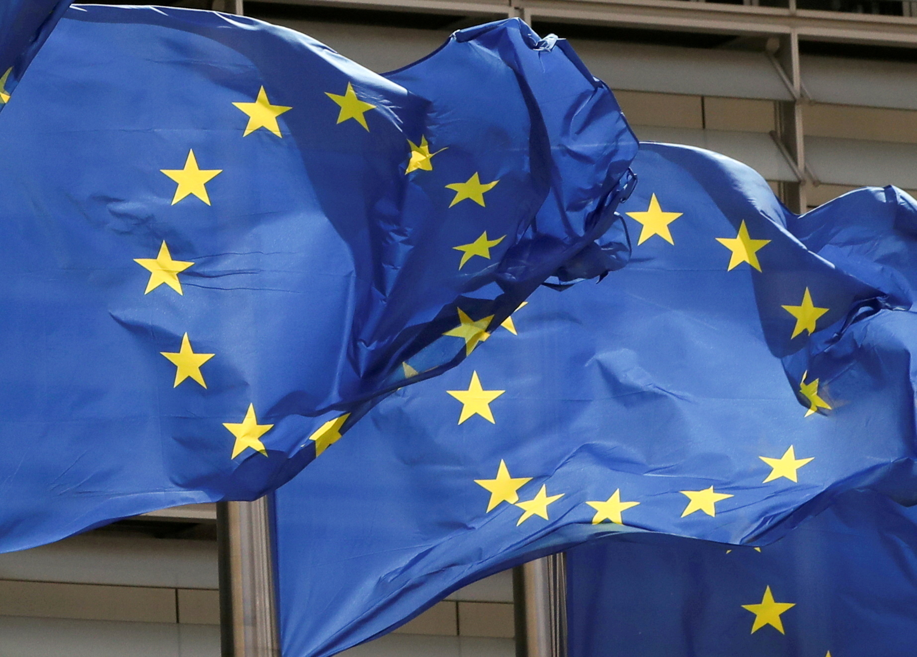 Eiropas Savienības karogi plīvo ārpus ES Komisijas galvenās mītnes Briselē, Beļģijā, 5. gada 2021. maijā. REUTERS / Īvs Hermans