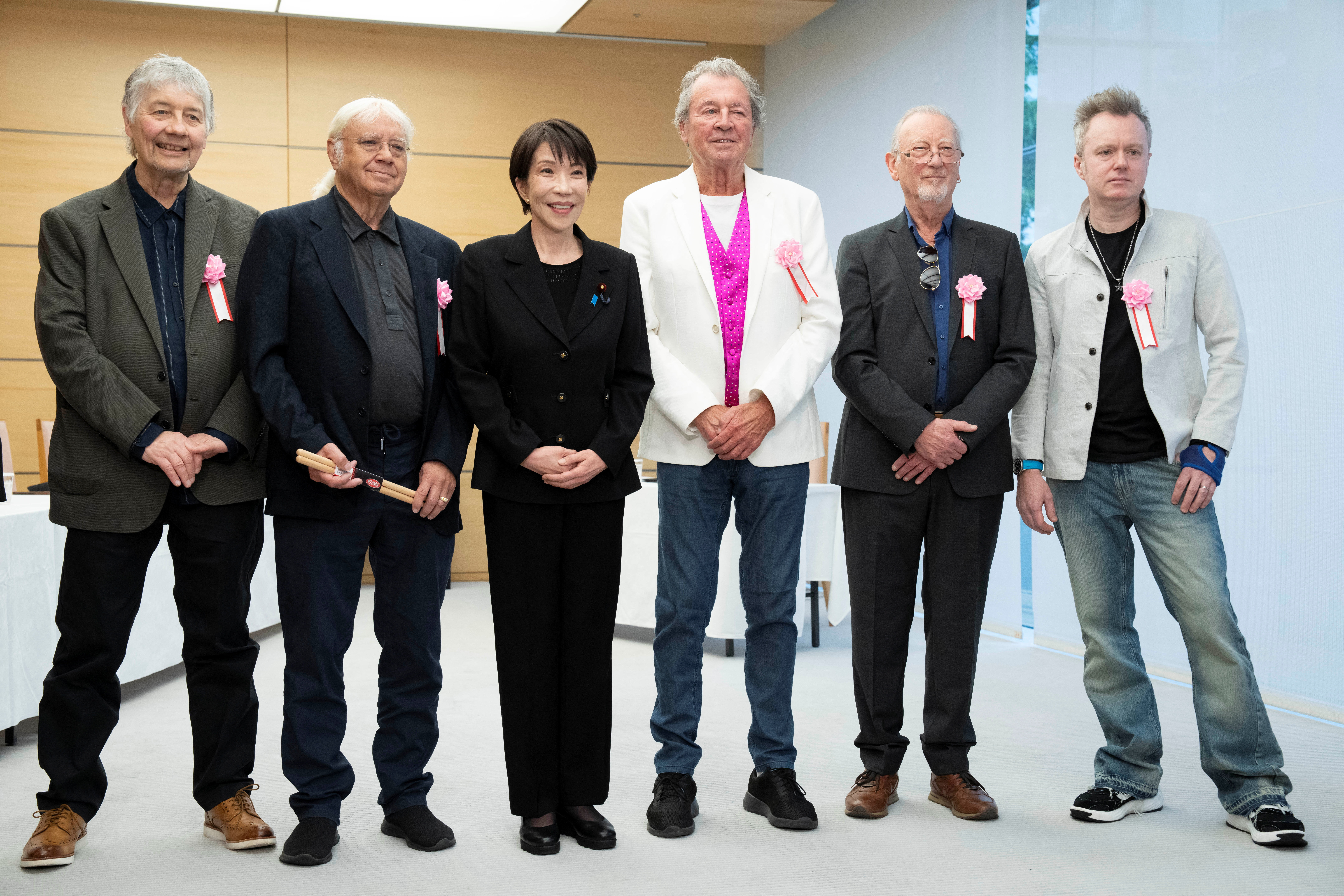 Deep Purple thrills Japan's superfan prime minister with a quick