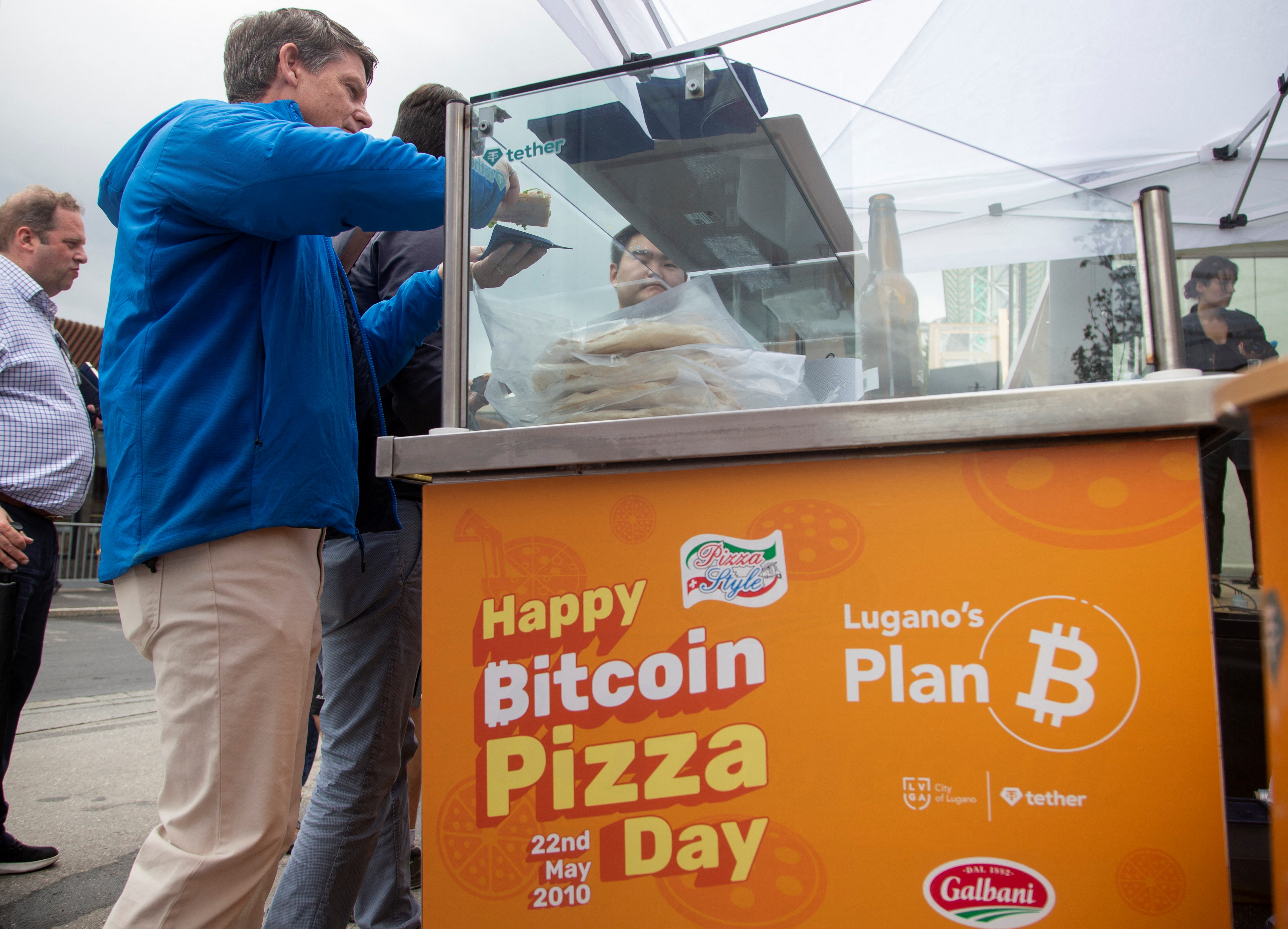 Free pizza is offered during the "Happy Bitcoin Pizza Day" in Davos