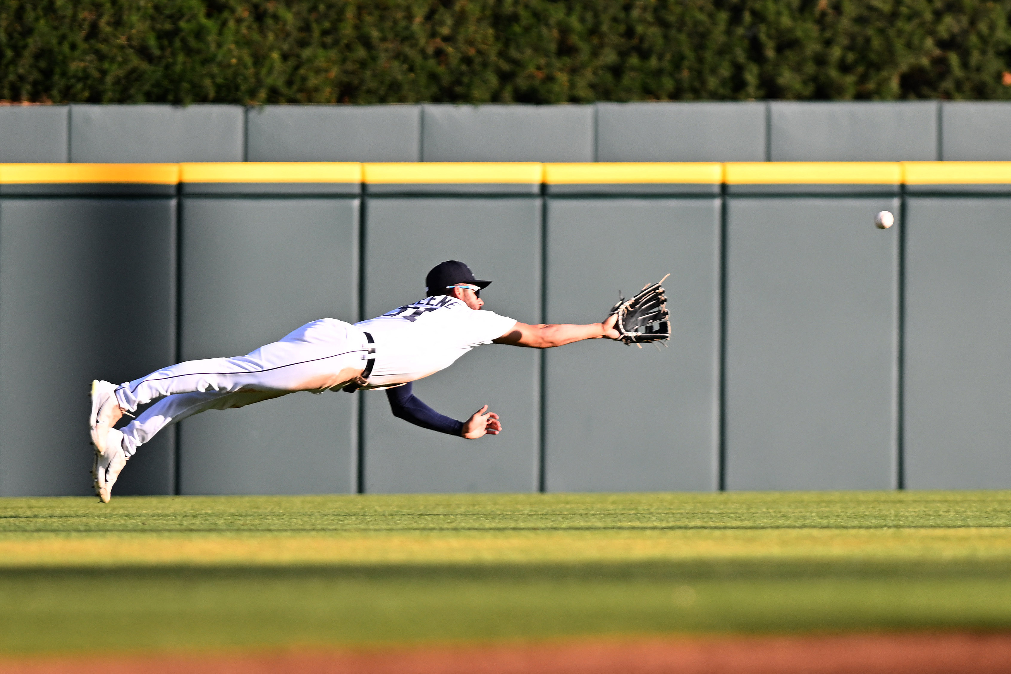 White Sox score early and often, rout Tigers