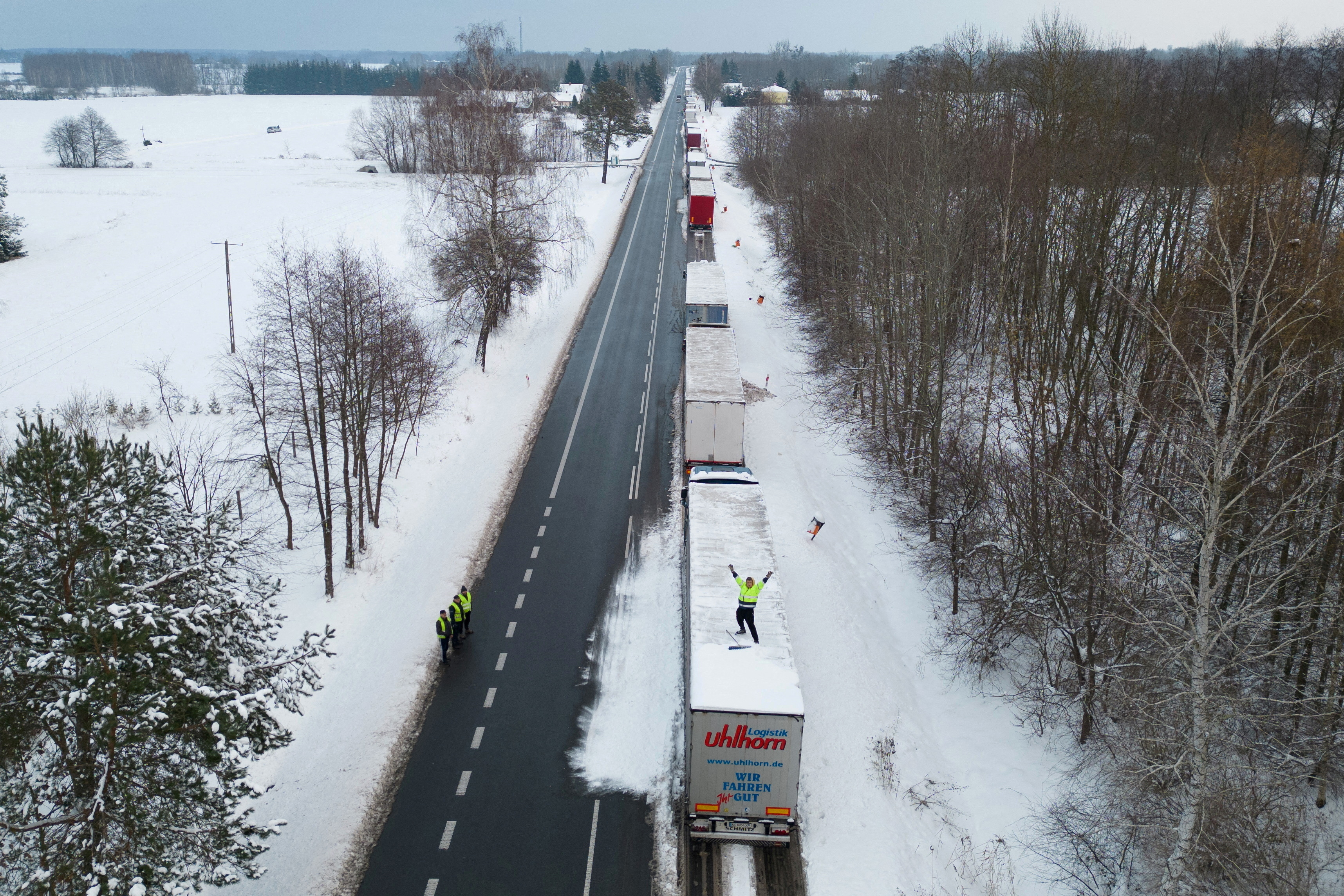 Φορτηγά κολλημένα στην ουρά στα σύνορα με την Ουκρανία, καθώς διαμαρτύρονται Πολωνοί φορτηγατζήδες
