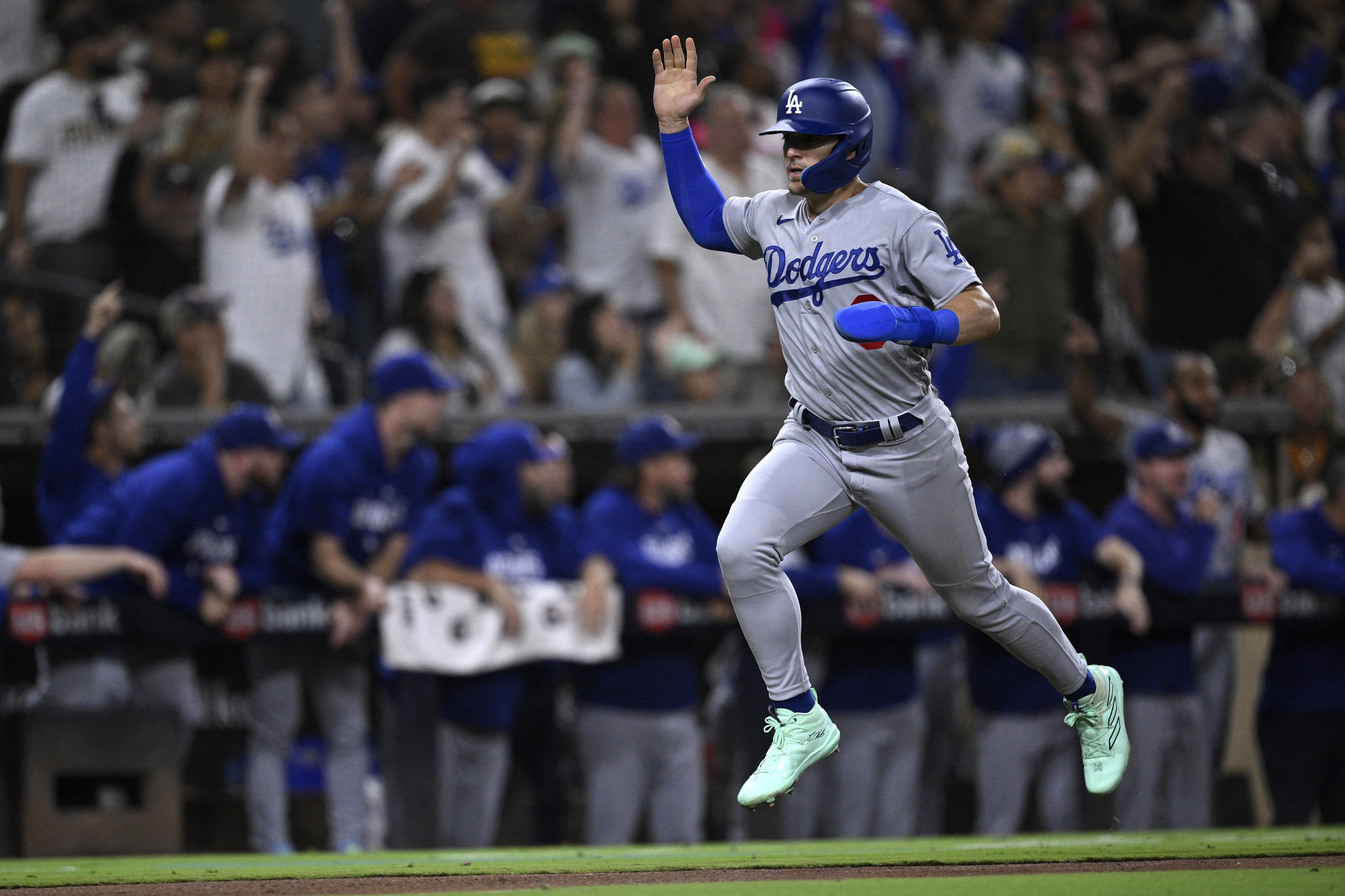 Padres' bullpen melts down in loss to Dodgers