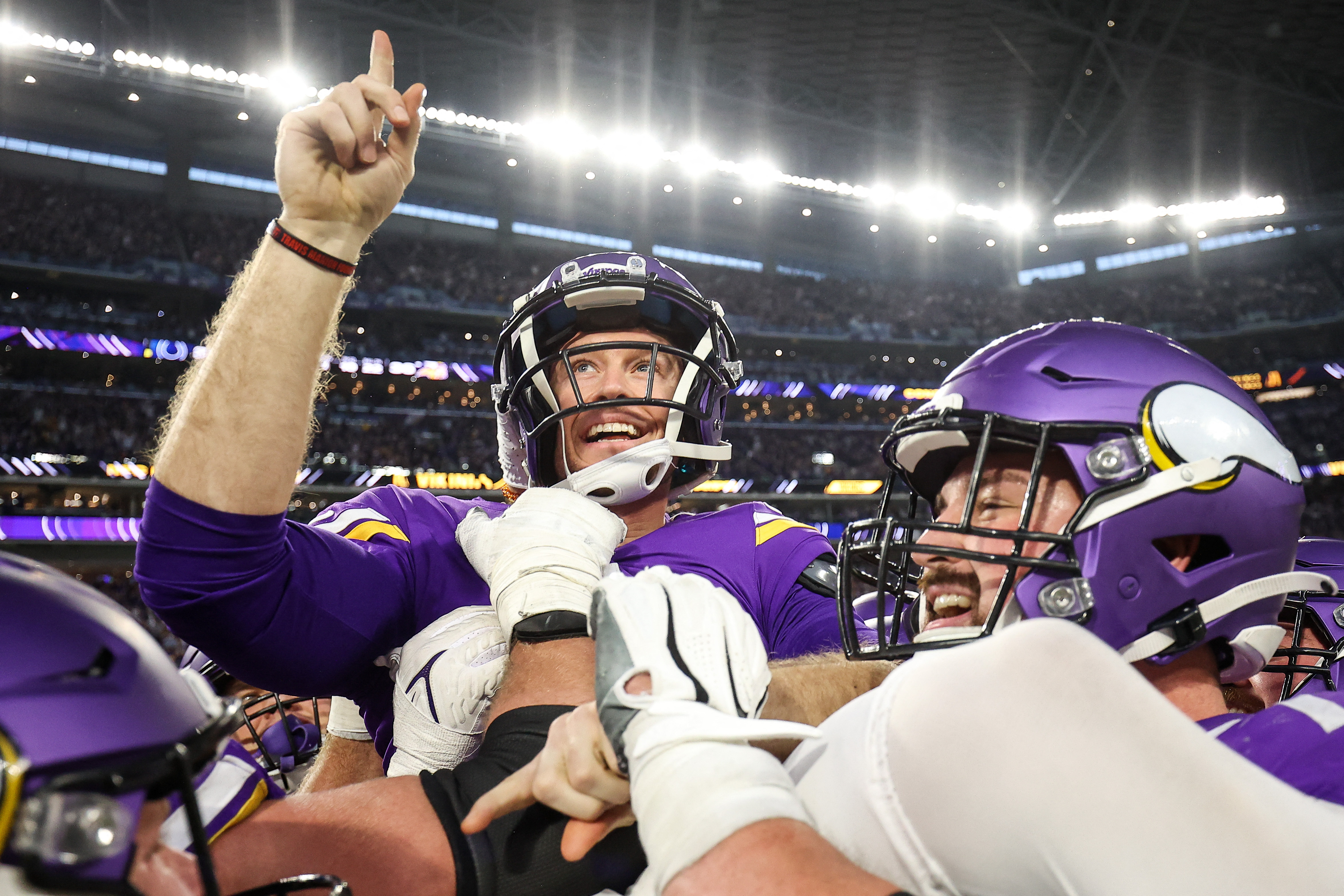 Vikings complete largest comeback in NFL history to beat Colts 39
