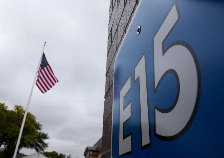 A sign advertising E15, a gasoline with 15 percent of ethanol, at a gas station in Clive, Iowa, United States, May 17, 2015. REUTERS/Jim Young 