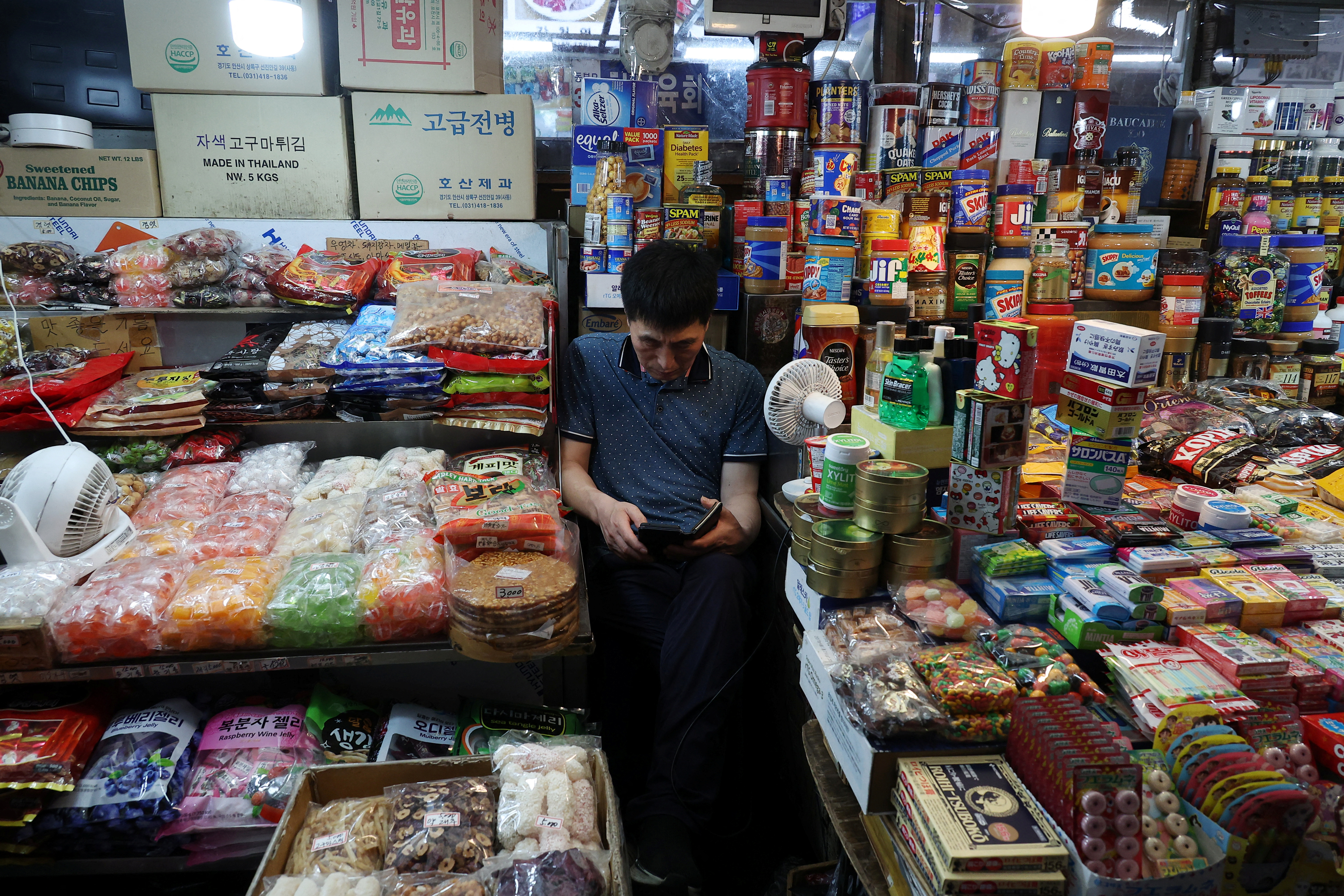 韓国CPI、11月は前年比＋2.4％ 金利は当面据え置きの見方 | ロイター