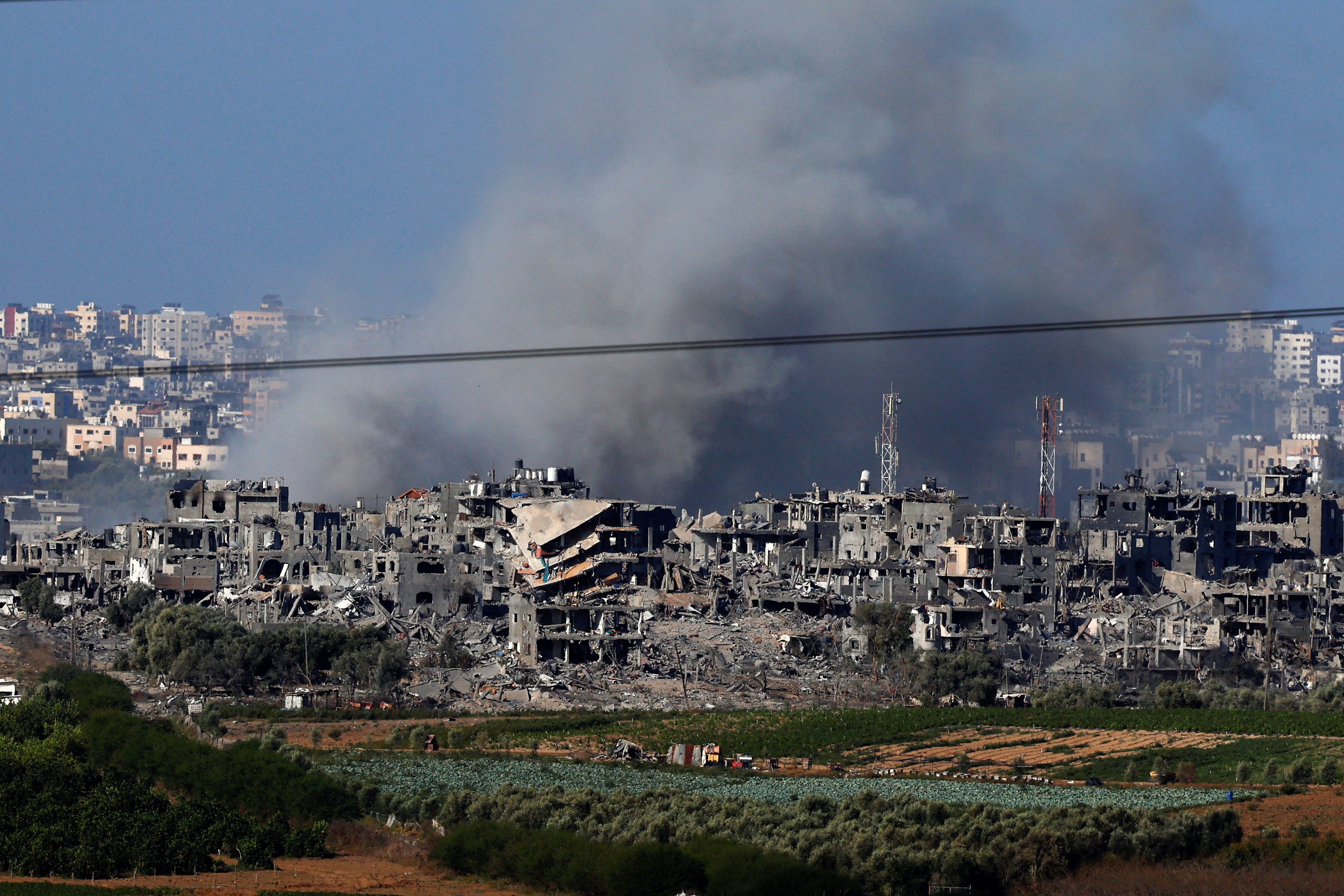 El humo se eleva sobre Gaza, visto desde la frontera de Israel con Gaza, en el sur de Israel.