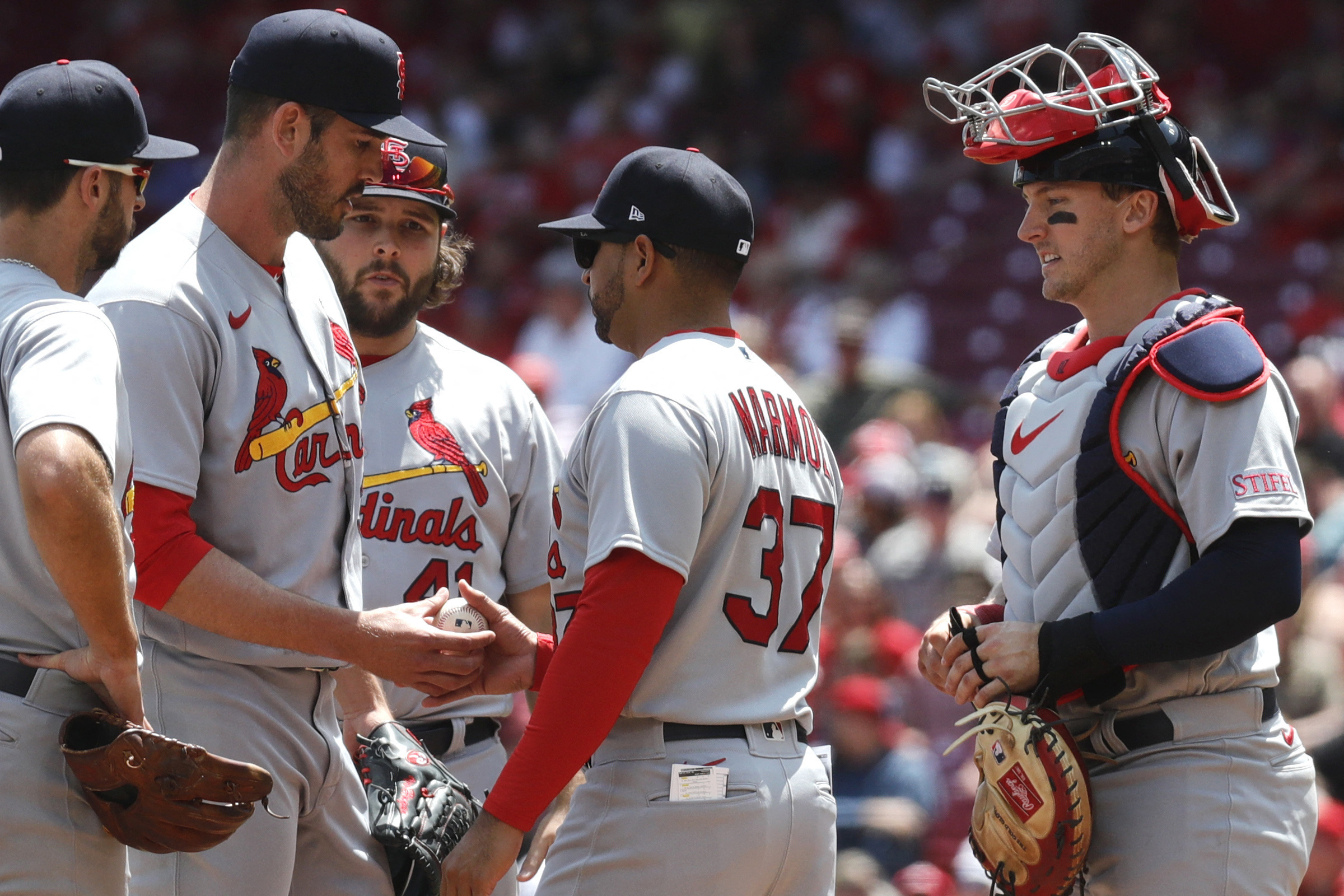 Cardinals squeak by Reds to earn series split