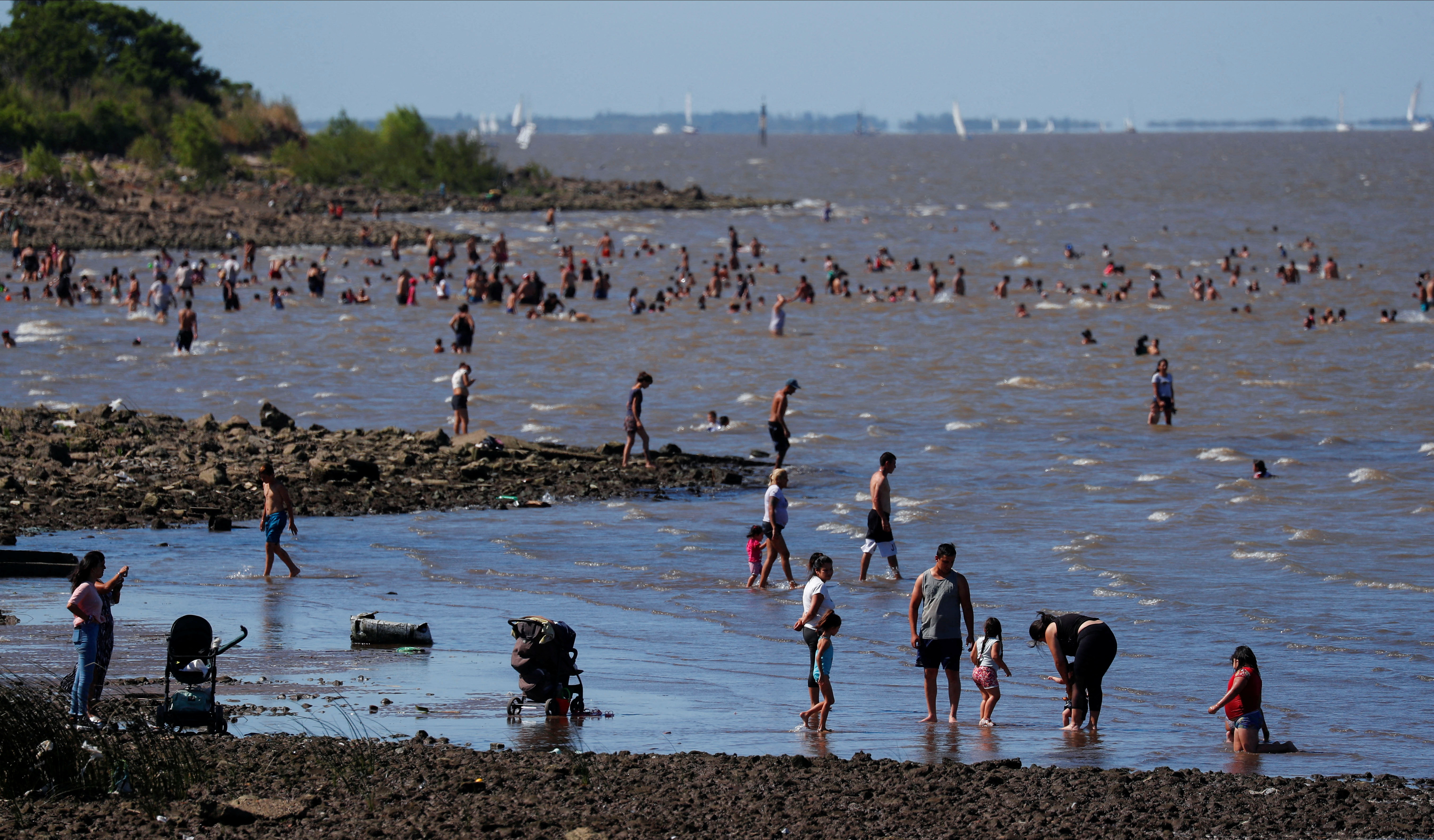People enjoy the day in the Rio de la Plata river during a heat wave amid a spike of the coronavirus disease (COVID-19) cases, in Buenos Aires, Argentina January 9, 2022. REUTERS/Agustin Marcarian