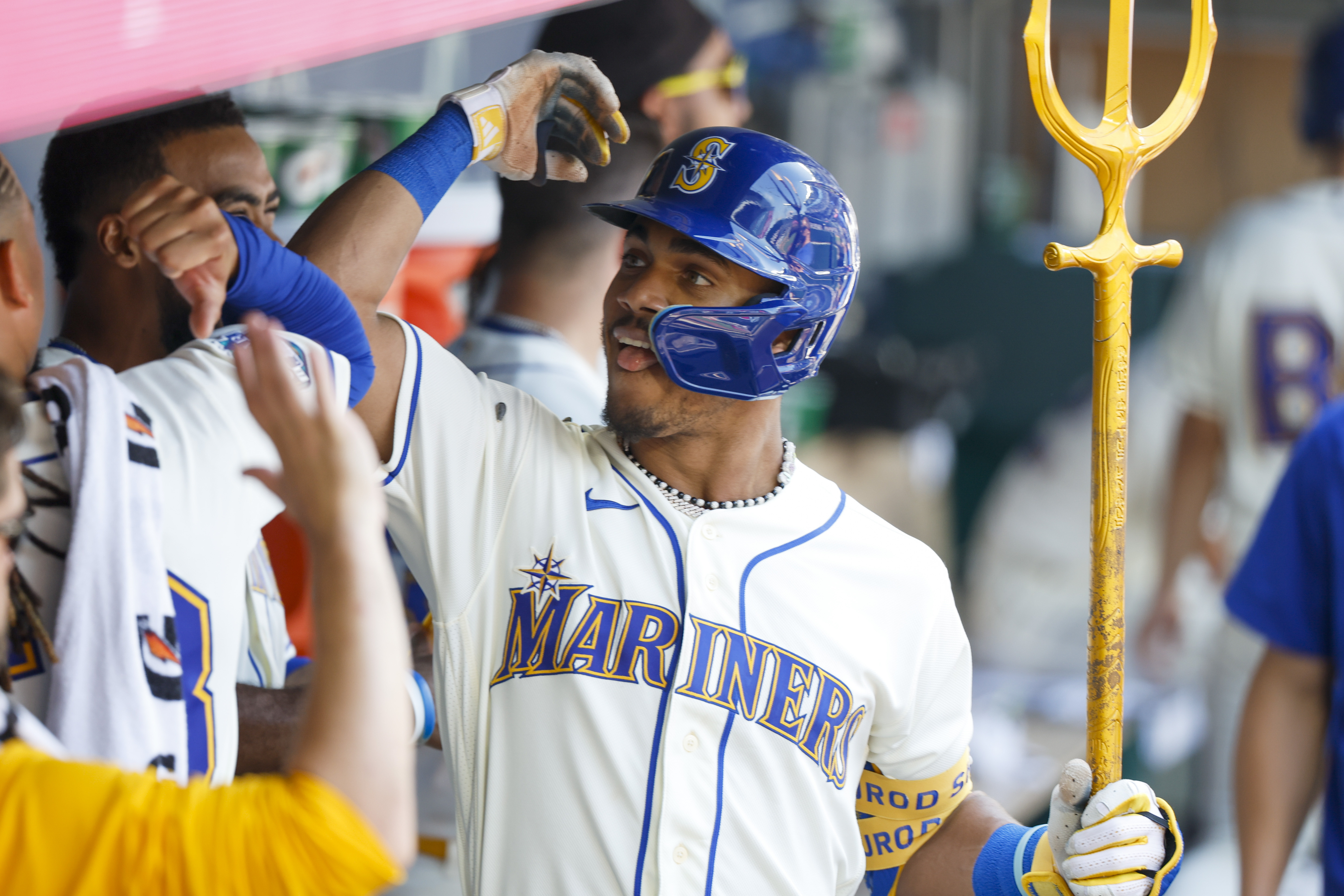 Mariners remain hot, dispatch Royals