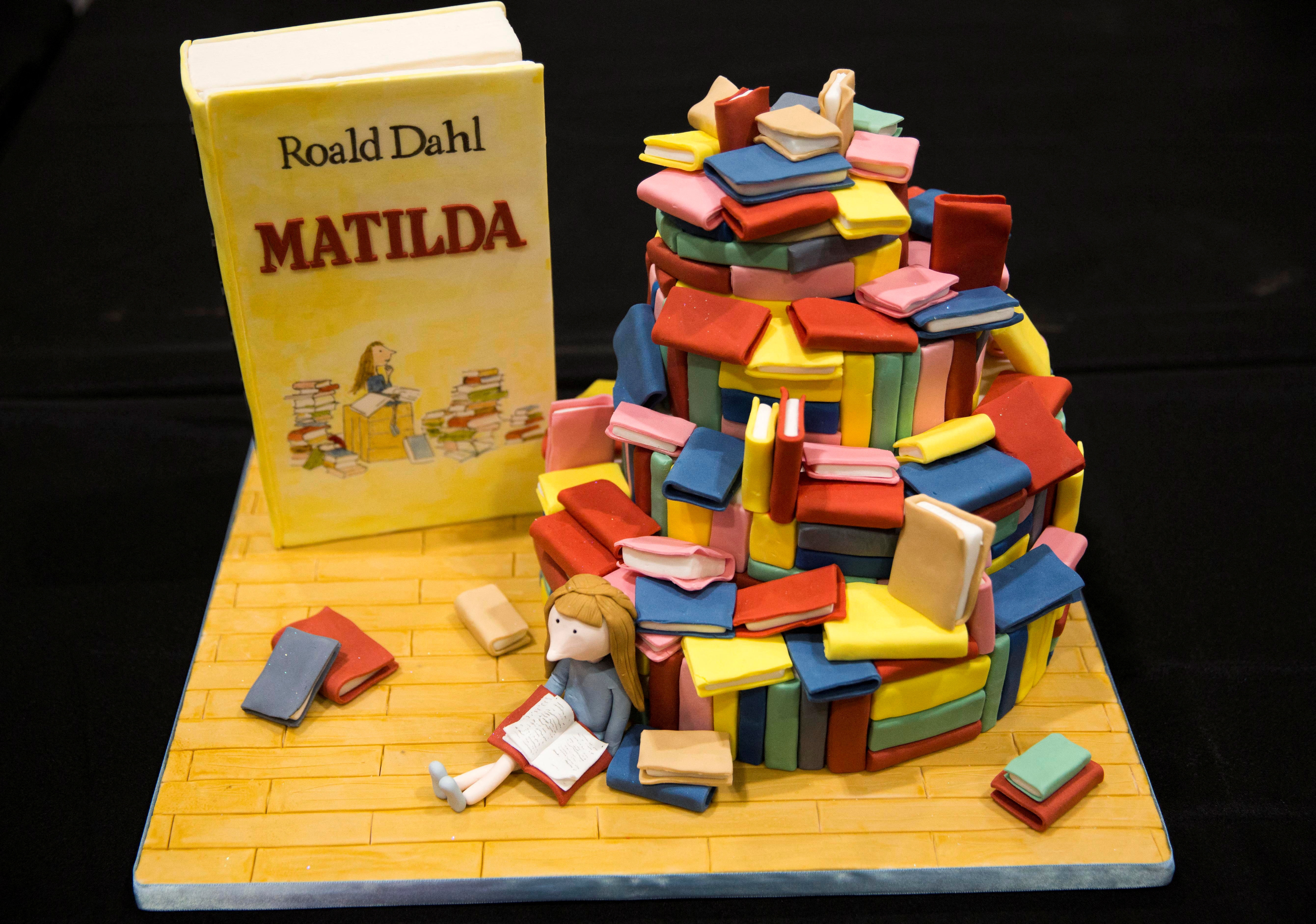 Un pastel decorado al estilo del libro infantil de Roald Dahl "Matilda" se exhibe en el espectáculo Cake and Bake en Londres, Gran Bretaña.