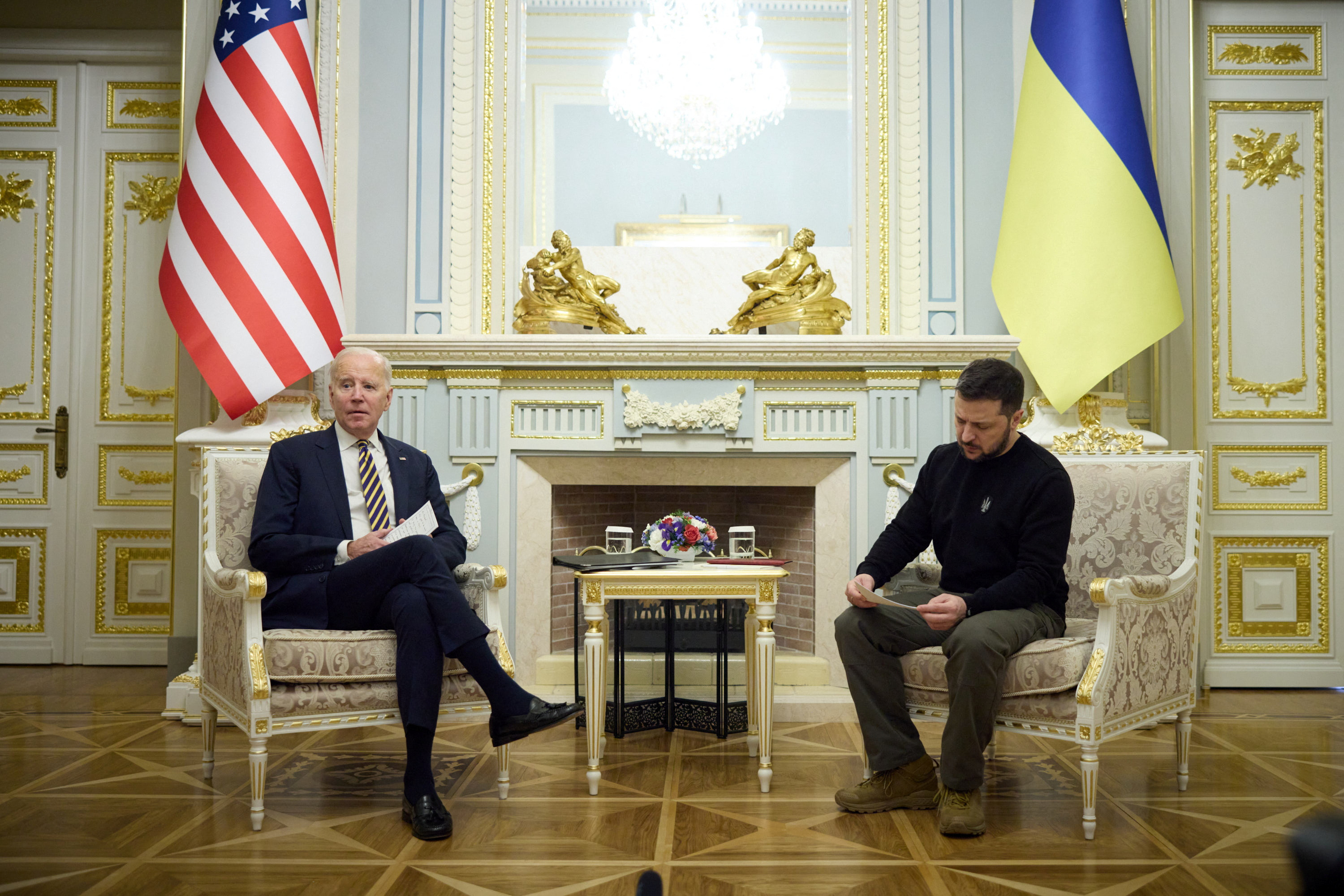 Байден во главе стола правительства украины