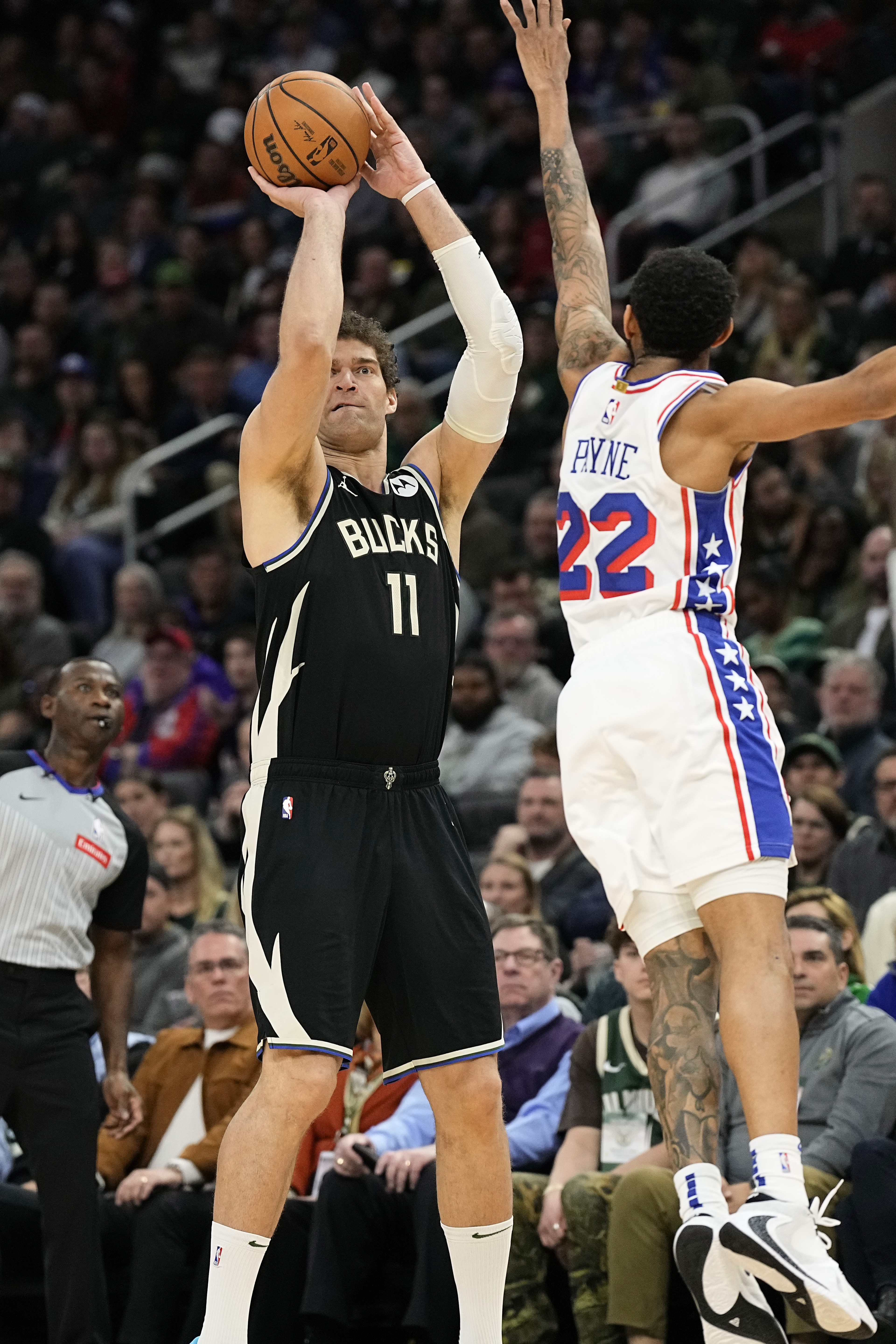 Giannis Antetokounmpo scores 32 points to lead the Bucks to a 114-105 win  over the 76ers