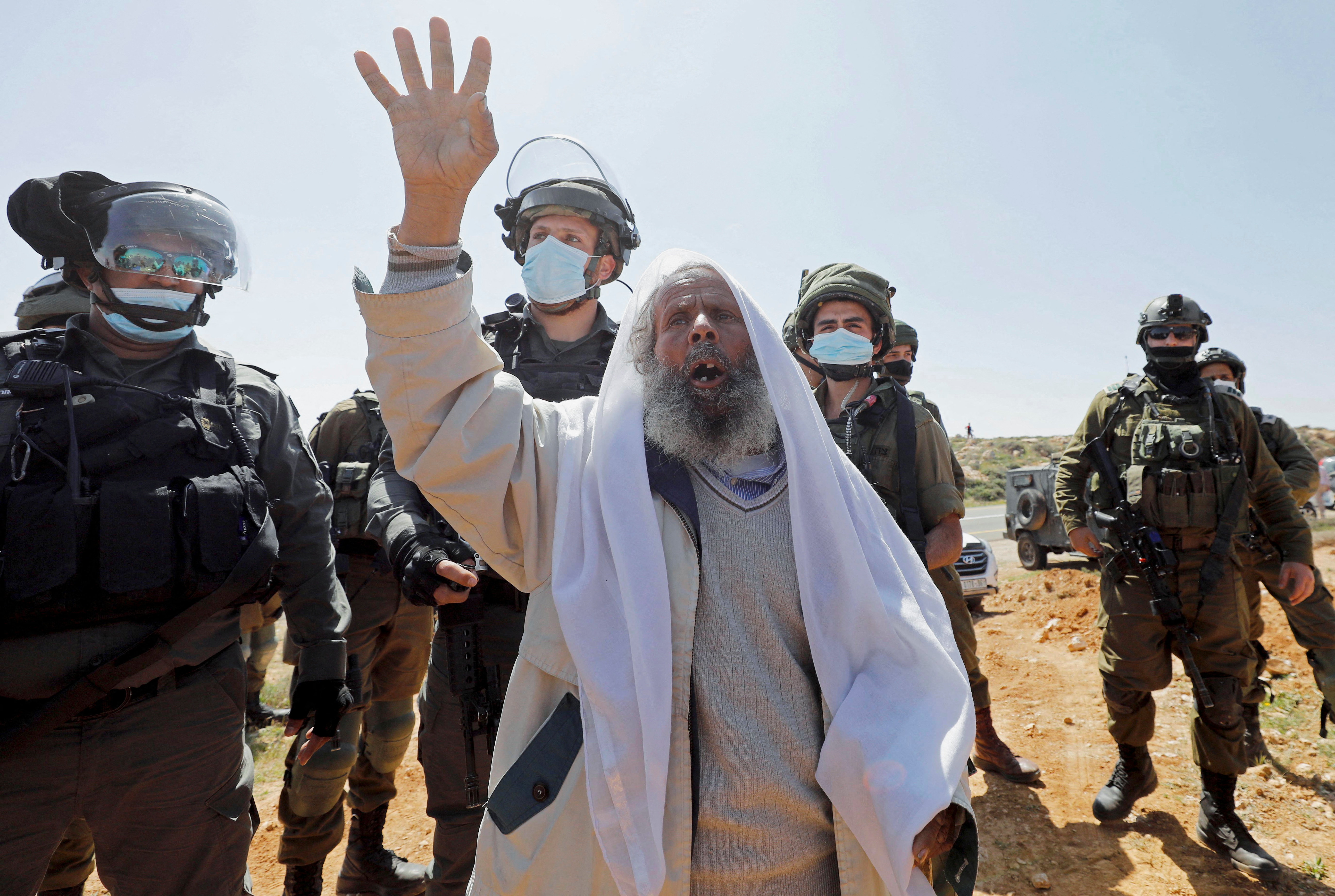 Israel army kills elderly man and are now pretending they helped him :  r/WitchesVsPatriarchy