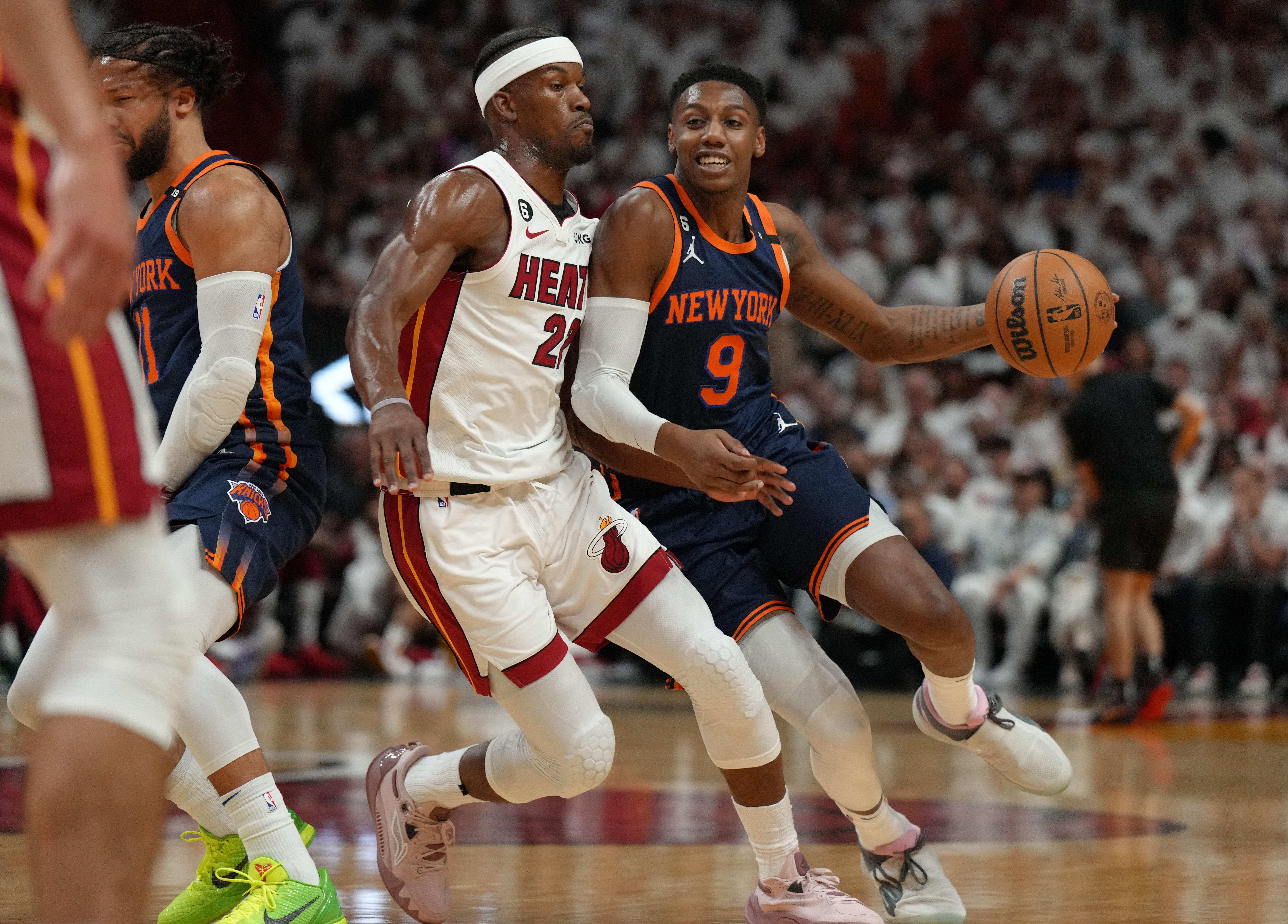 Jimmy Butler closes out Heat victory over Raptors