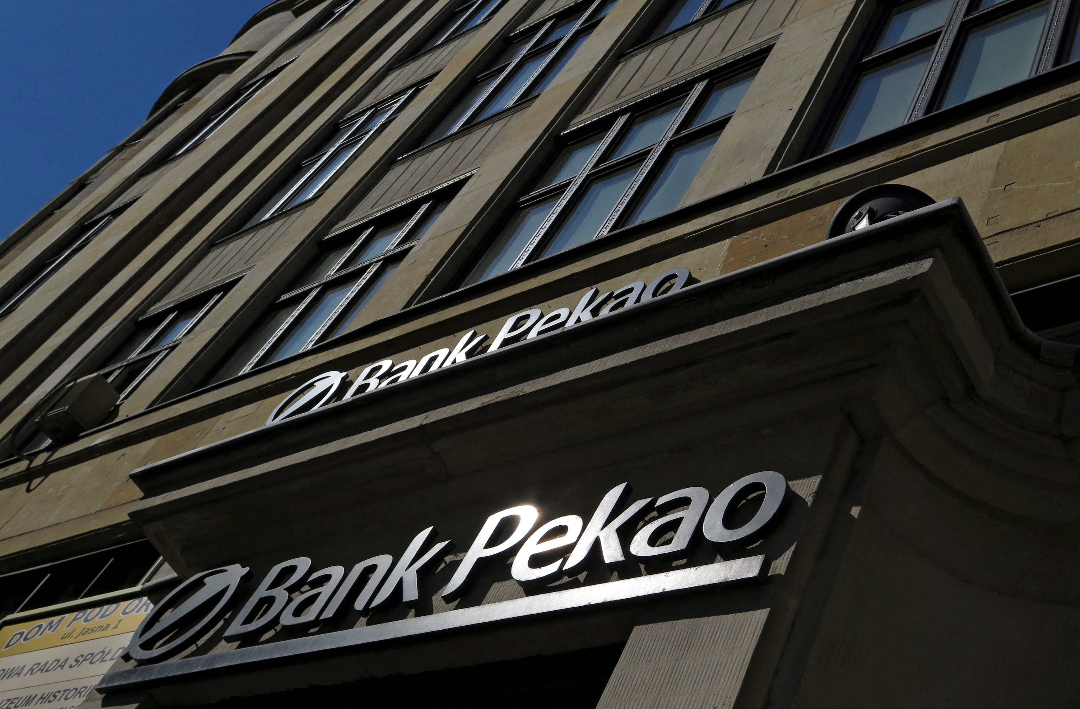 Units bank. Банк Пекао. ЮНИКРЕДИТ банк логотип. Bank Pekao logo. Банк Пекао предложения.