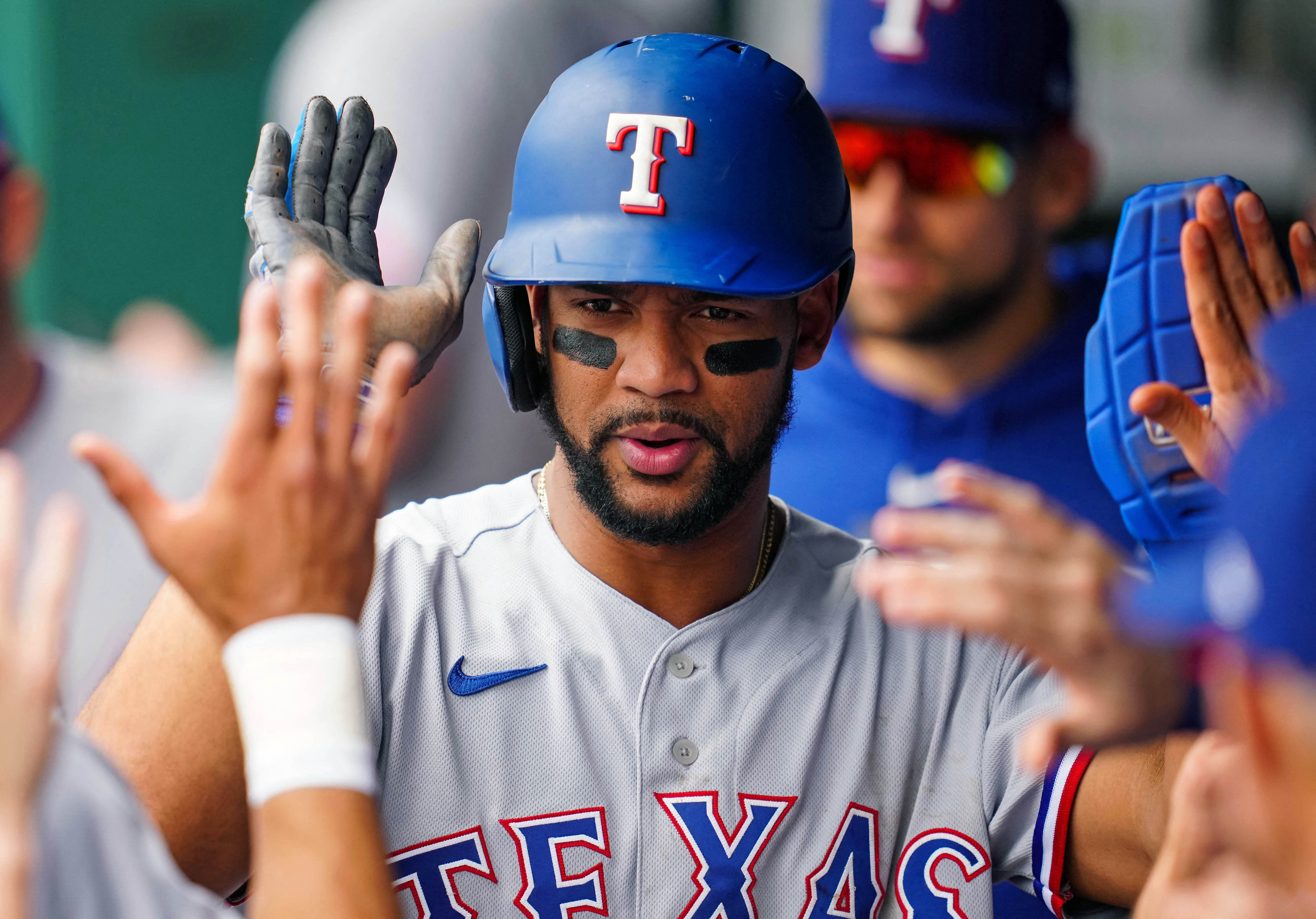 Rangers complete sweep of Royals with offensive barrage