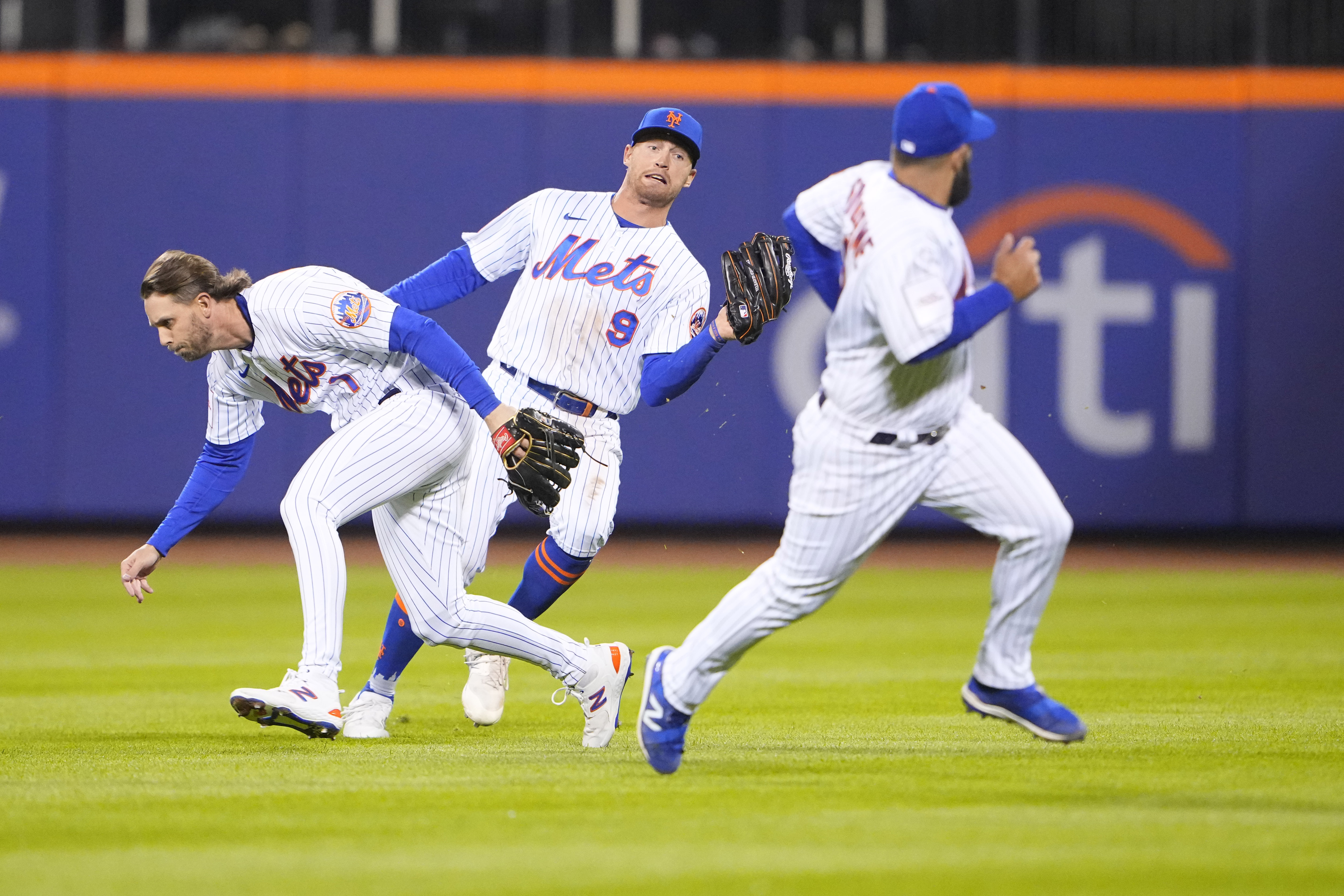 Conforto loses shirt as streaking Mets win 7th - ABC7 New York