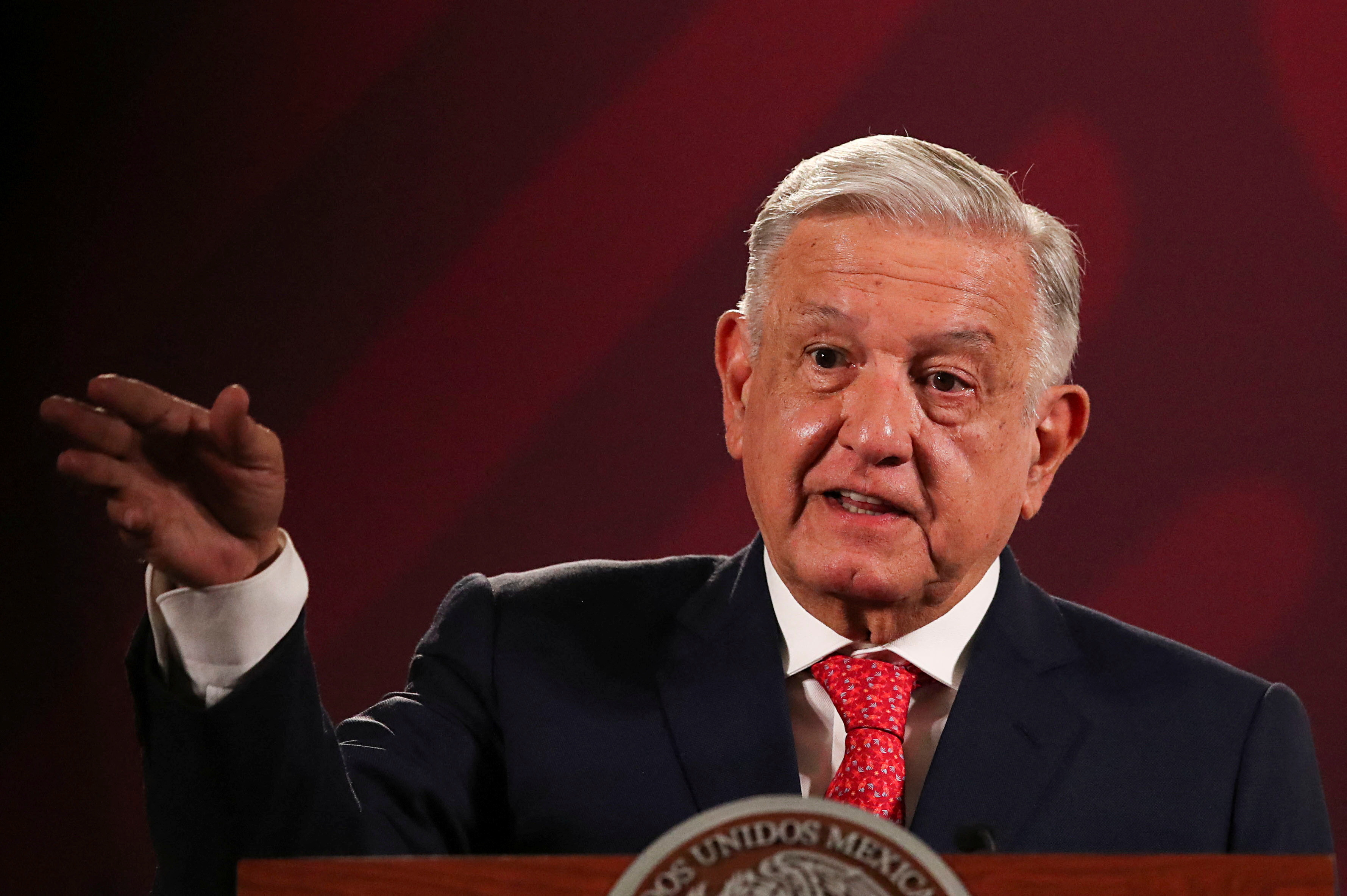 El presidente de México, López Obrador, asiste a una conferencia de prensa en la Ciudad de México.