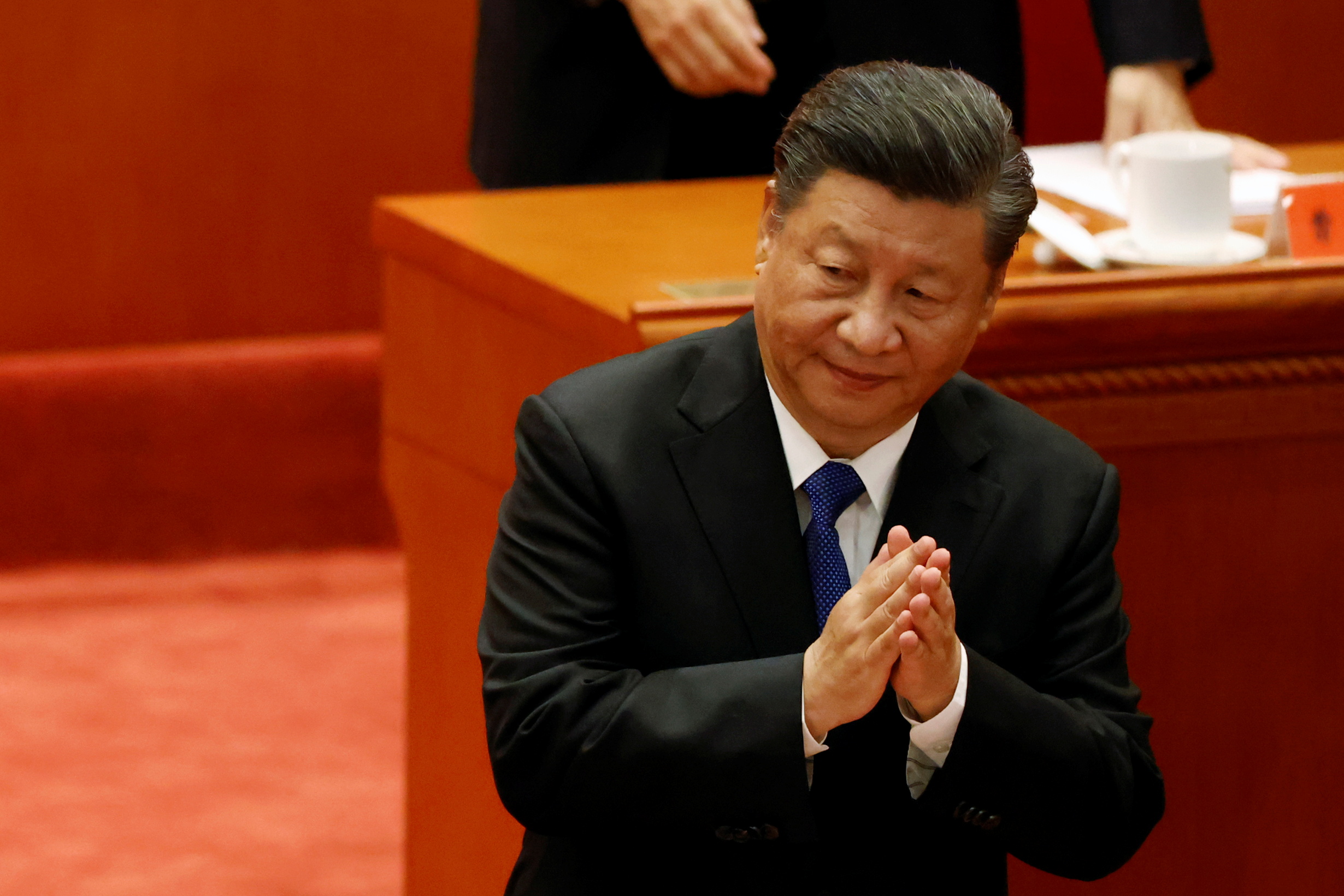 Çin Devlet Başkanı Xi Jinping, 9 Ekim 2021'de Pekin'deki Büyük Halk Salonu'nda Xinhai Devrimi'nin 110. yıldönümünü anma toplantısında alkışlıyor. REUTERS/Carlos Garcia Rawlins