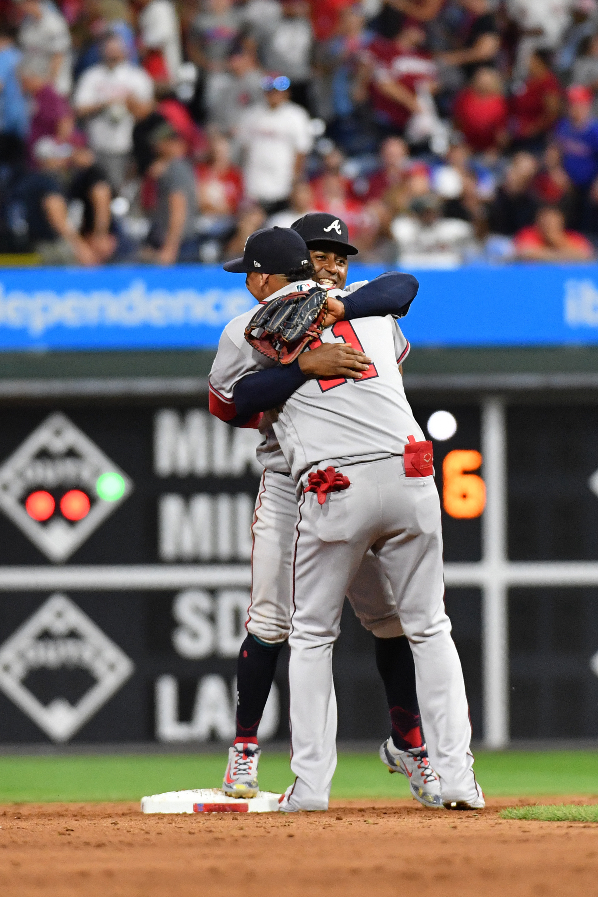 Braves Top Phillies Clinch Nl East Crown Reuters