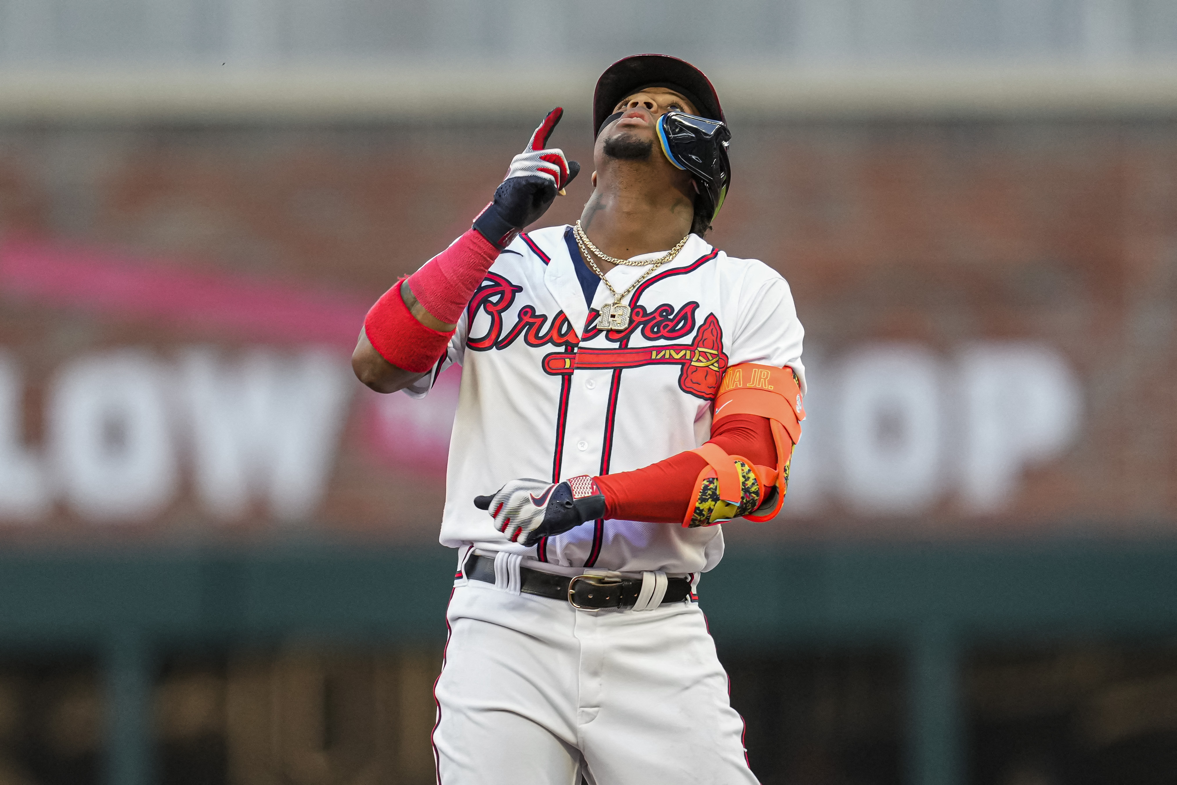 Eddie Rosario's HR gives Braves sweep of Reds