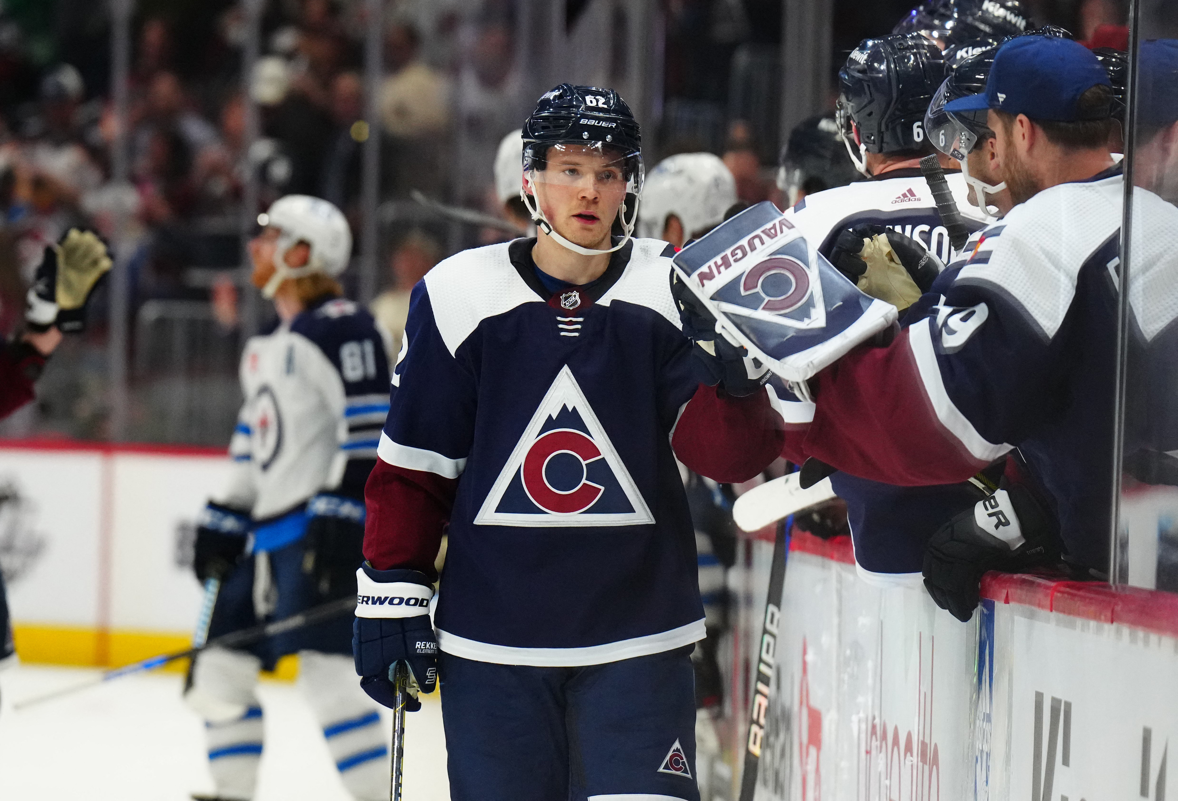 Avalanche beat Jets, stay in chase for Central title