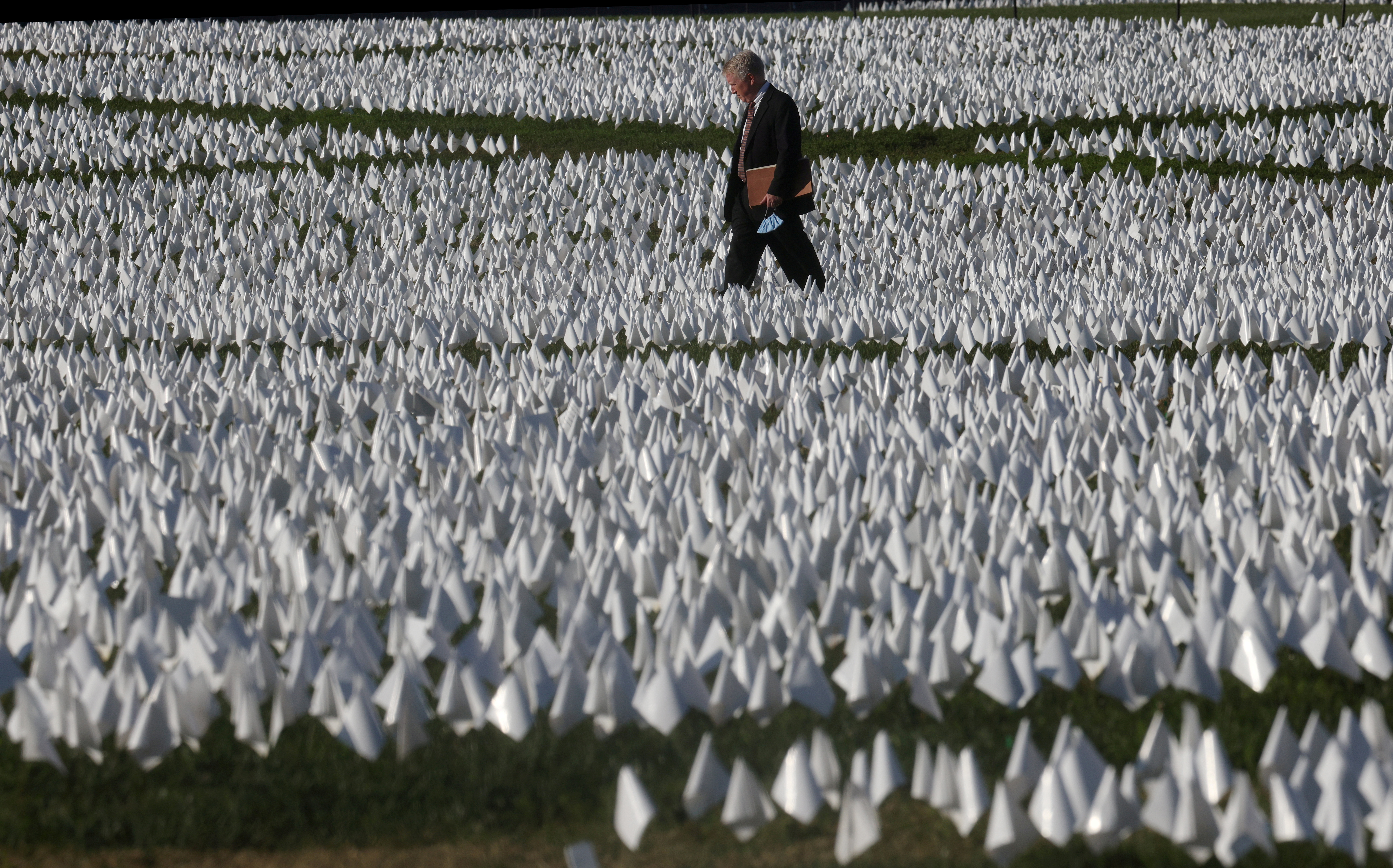 "En Estados Unidos: Recuerde" un monumento para los estadounidenses que murieron debido a COVID-19 en Washington