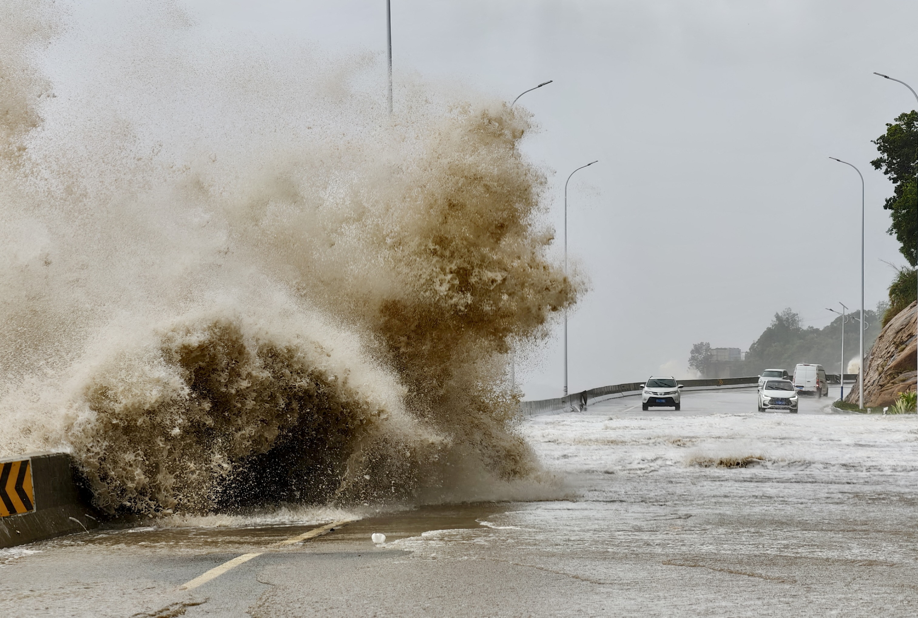 Waves in Ningde as Typhoon Gaemi approaches