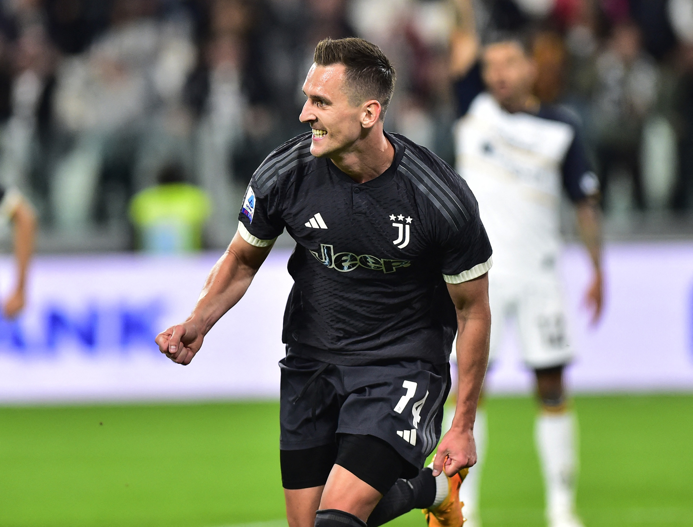 Milik scrambles in Juventus' winner for 1-0 victory over previously  unbeaten Lecce in Serie A