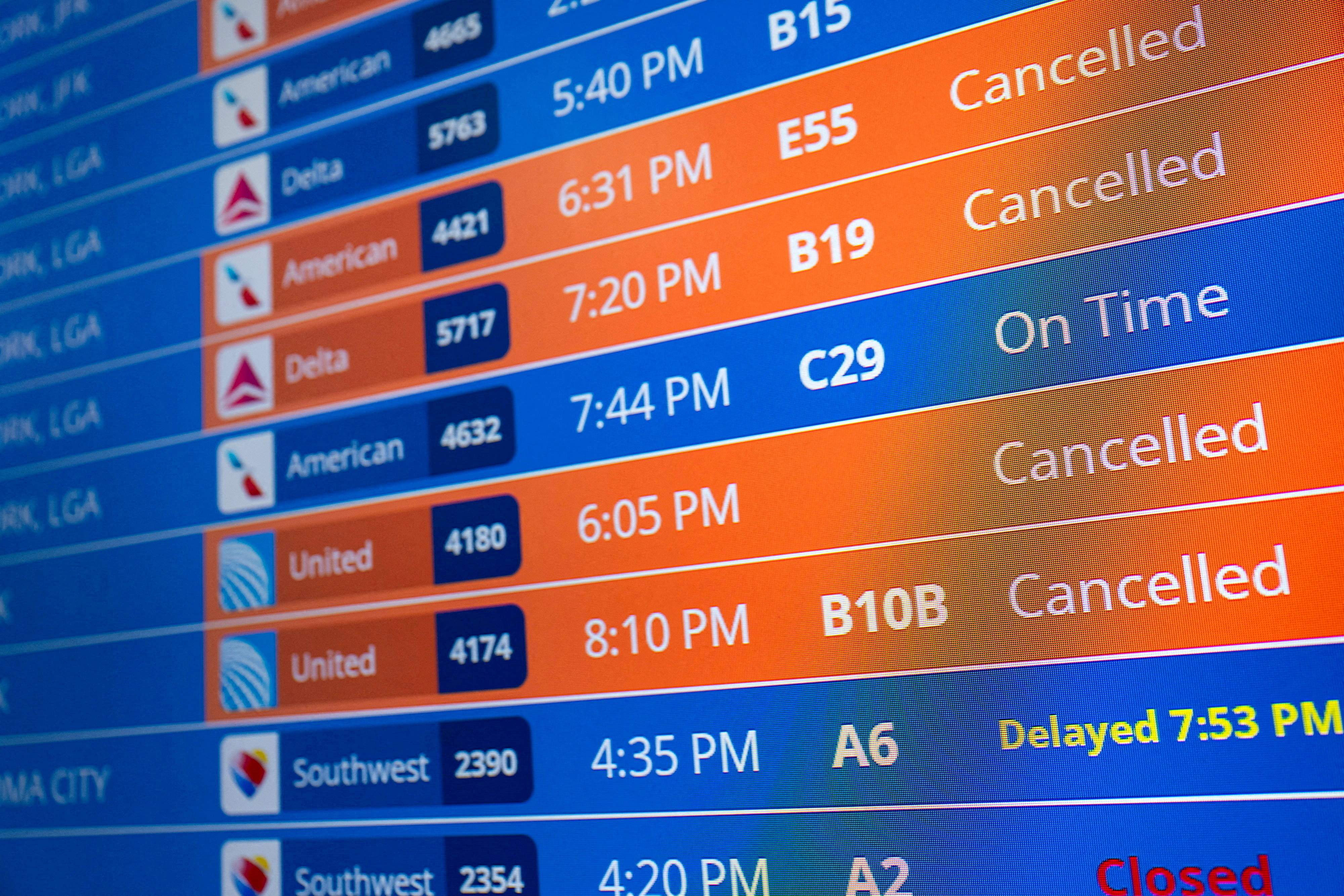 Trump threatens air traffic controllers who fail to return ... - Reuters