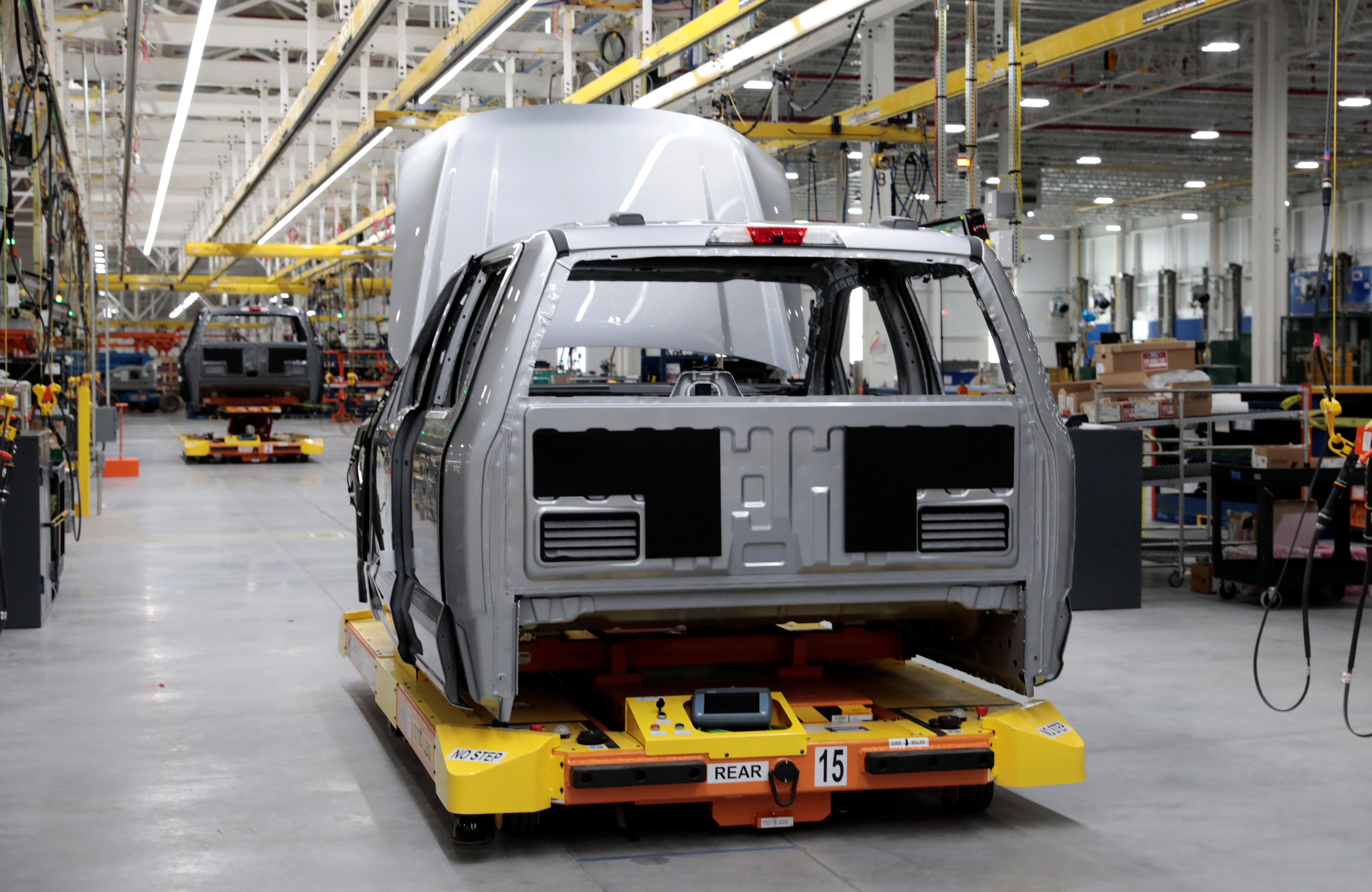 Il corpo di un prototipo Ford F-150 Lightning truck completamente elettrico di pre-produzione si trova su un veicolo a guida automatica (AGV) presso il Rouge Electric Vehicle Center di Dearborn, Michigan, Stati Uniti il 16 settembre 2021. Agenzia Immobiliare