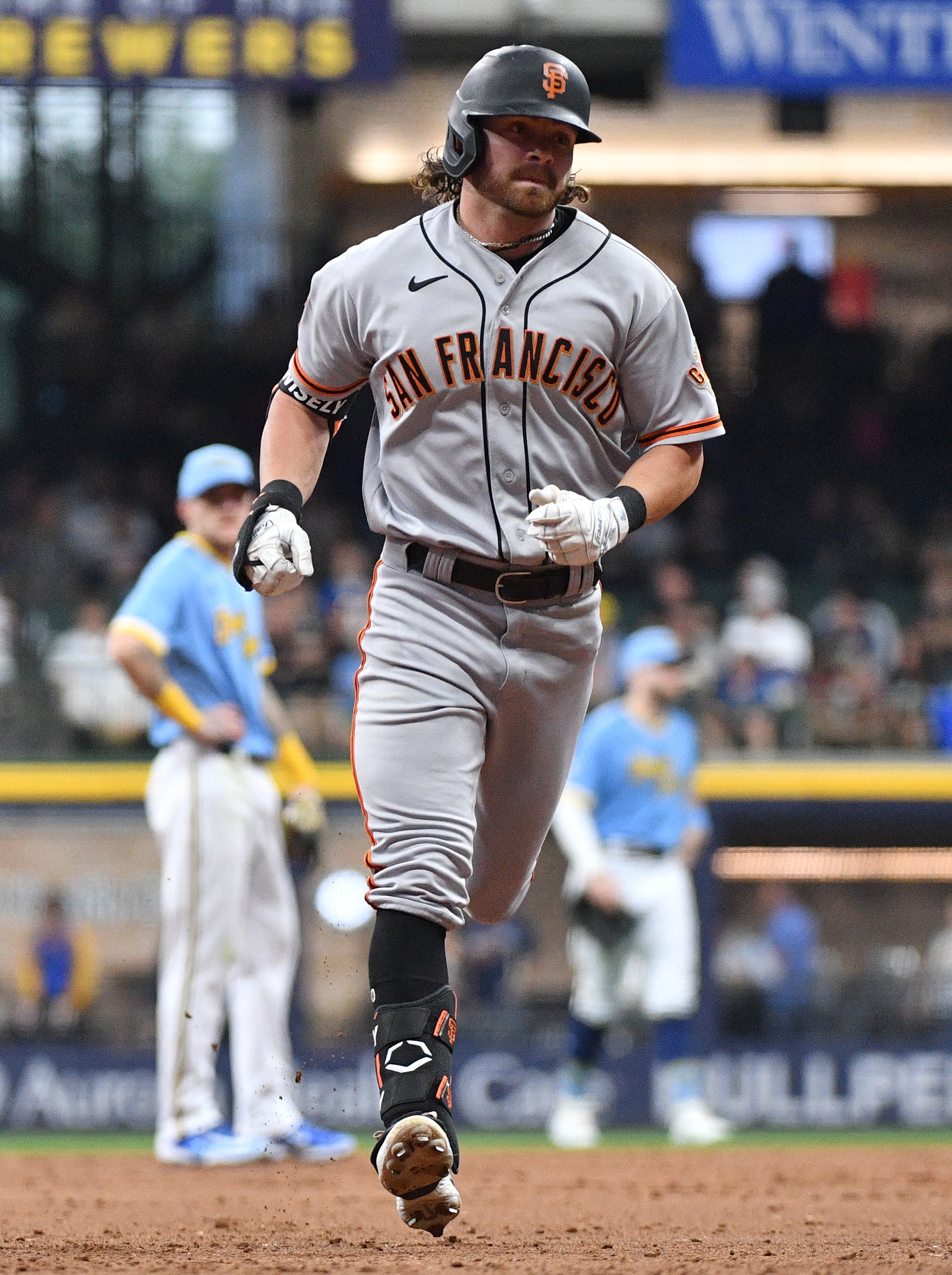 Giants move above .500 with rout of Brewers