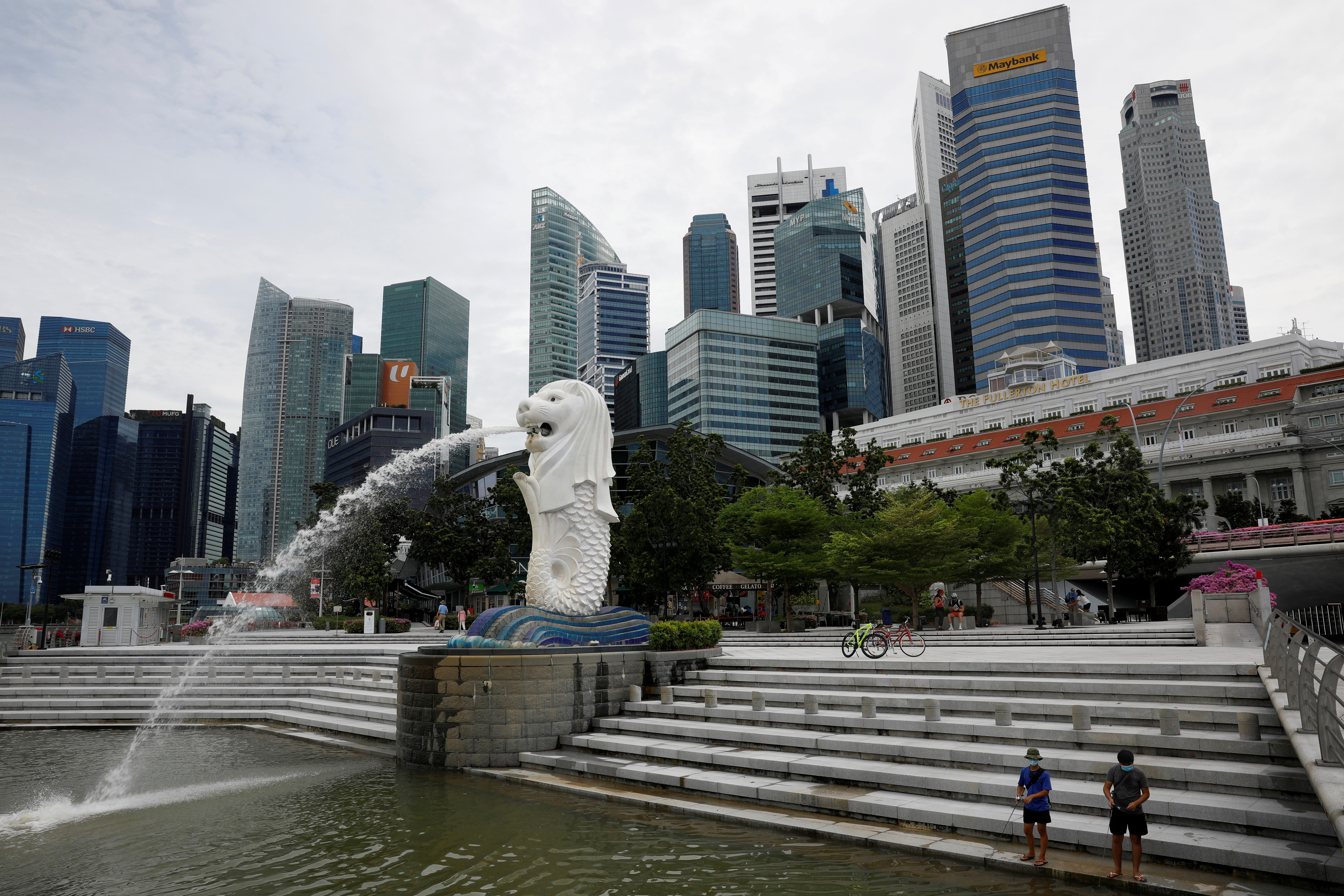 Youth fish at a largely empty Merlion Park in Singapore August 31, 2021.  REUTERS/Edgar Su/File Photo