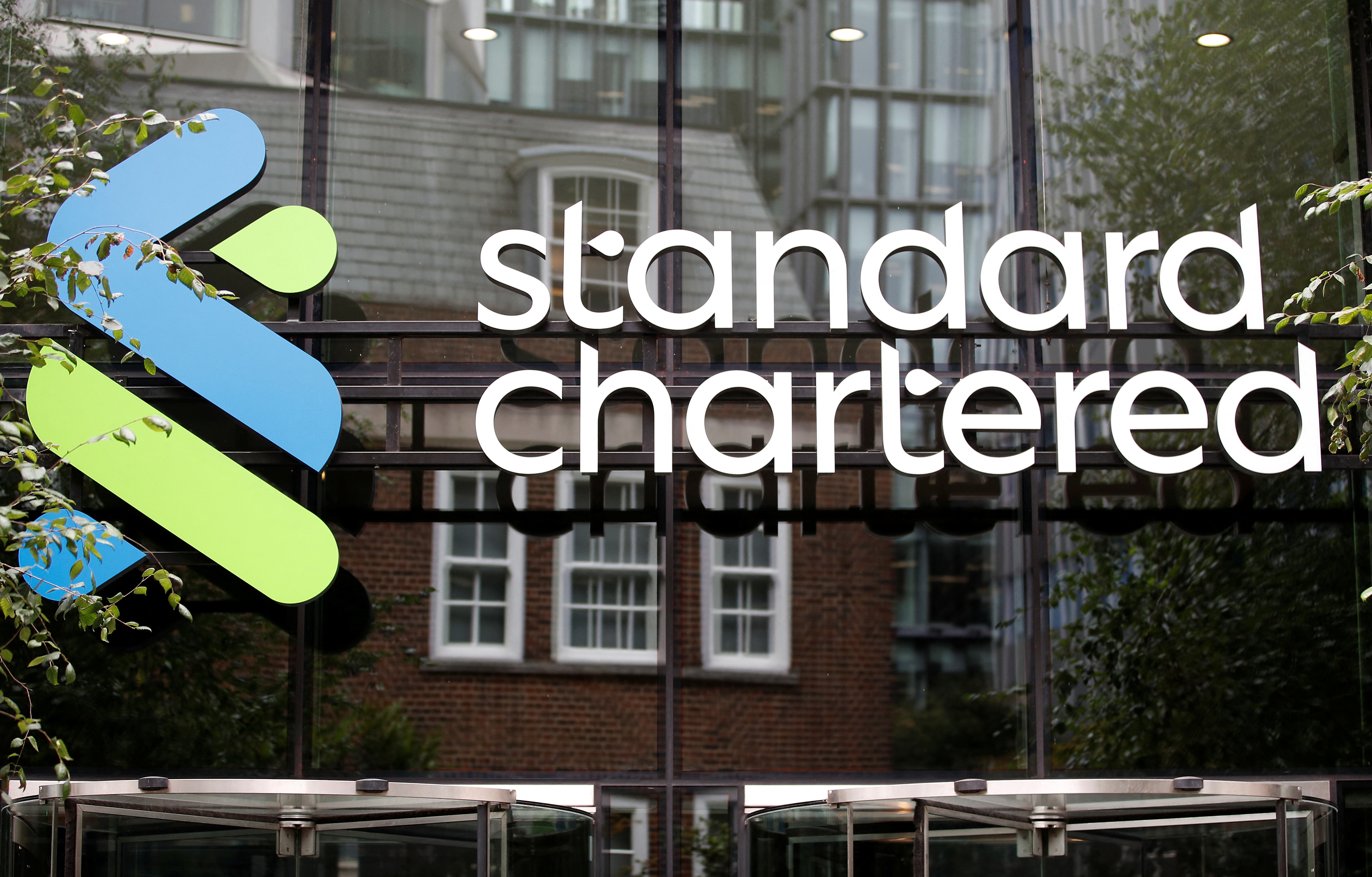 StanChart to promote jet leasing arm to Saudi wealth fund unit for .6 bln